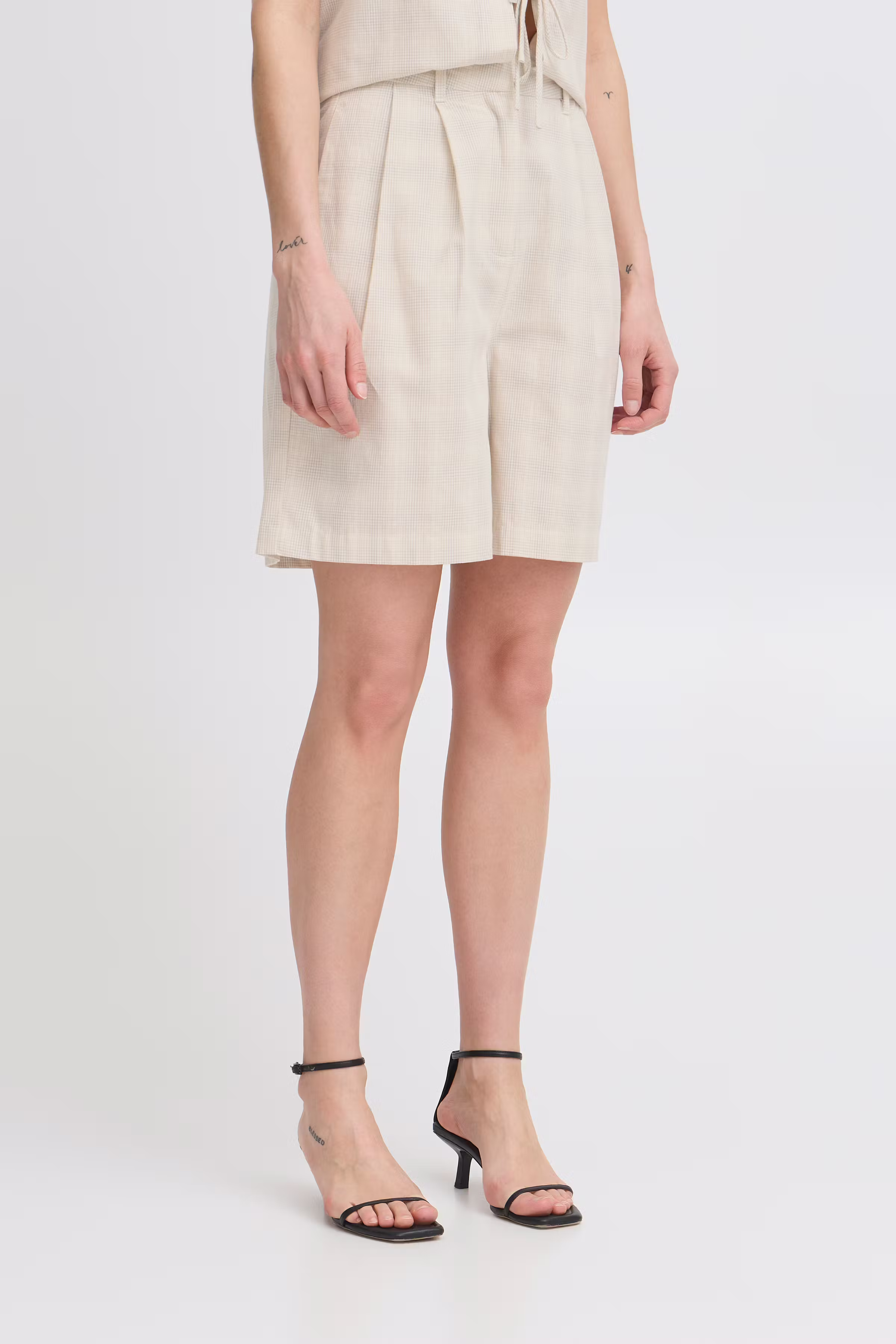 IHSAFFRON Shorts LOOKBOOK FRONT 20123218-130905