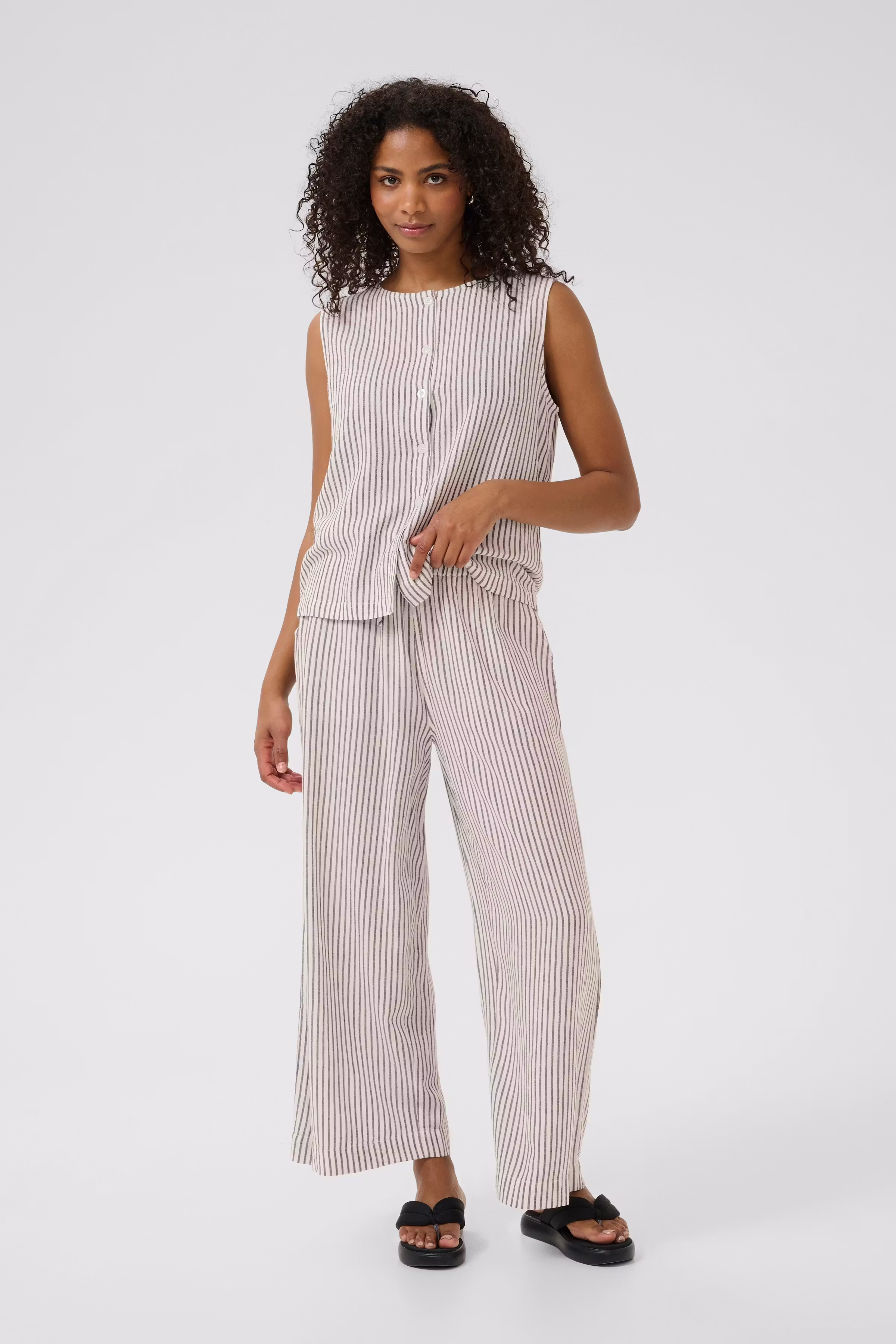 KAmilia Linen Blouse LOOKBOOK FRONT 10510158-107749