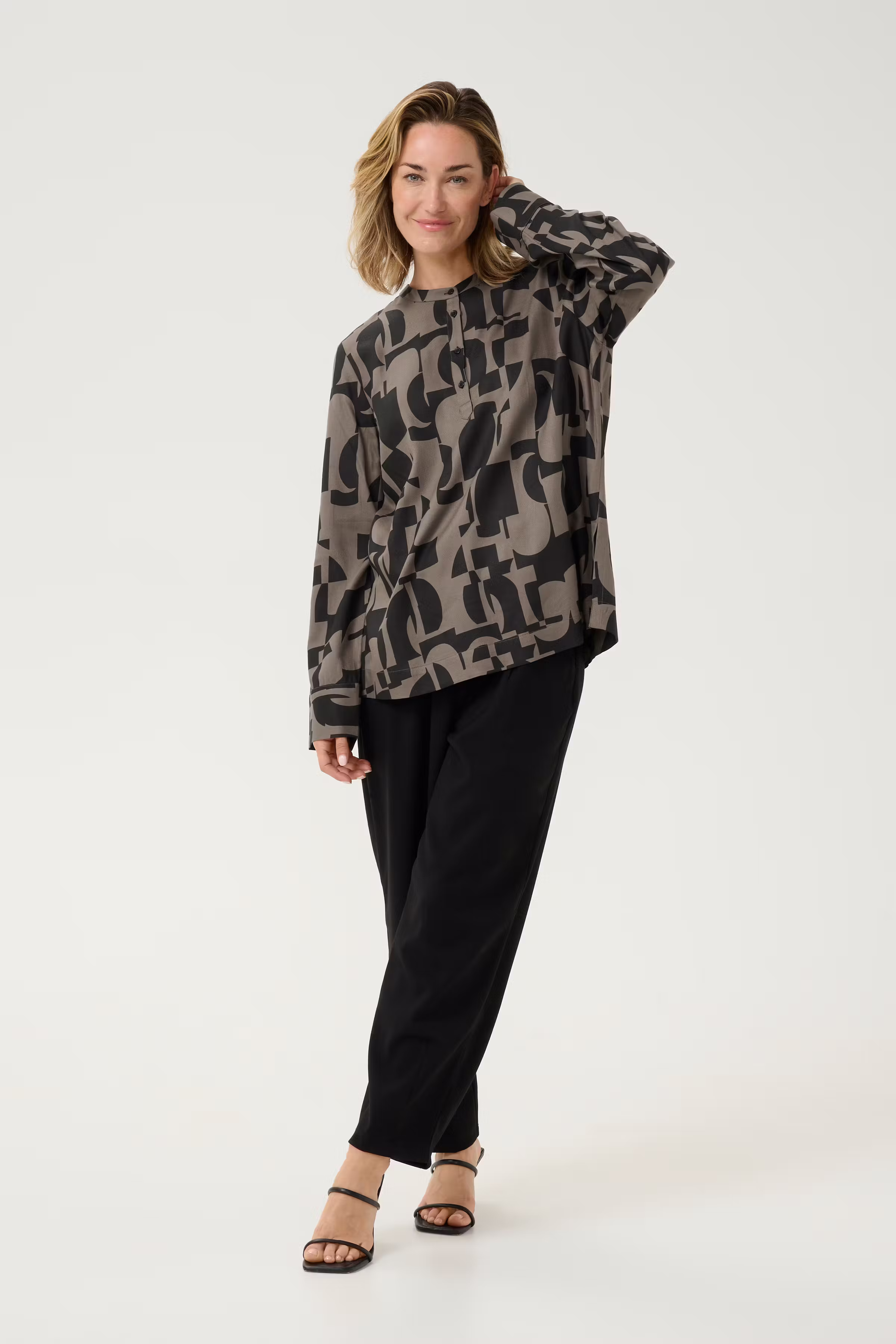 BPzia Bluse LOOKBOOK FRONT 10590747-106735B