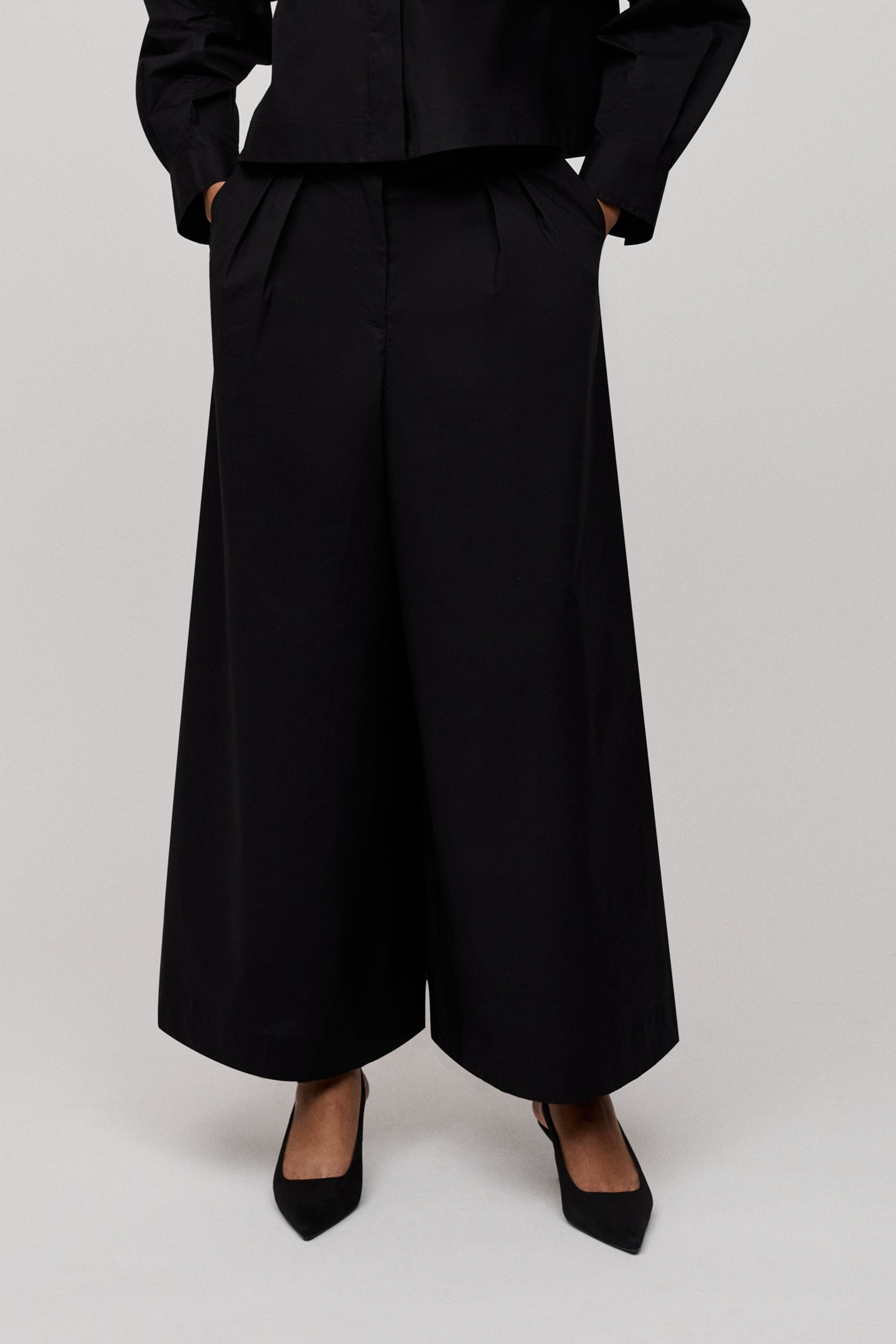 PIERINA Trousers LOOKBOOK FRONT 30600520-BK999