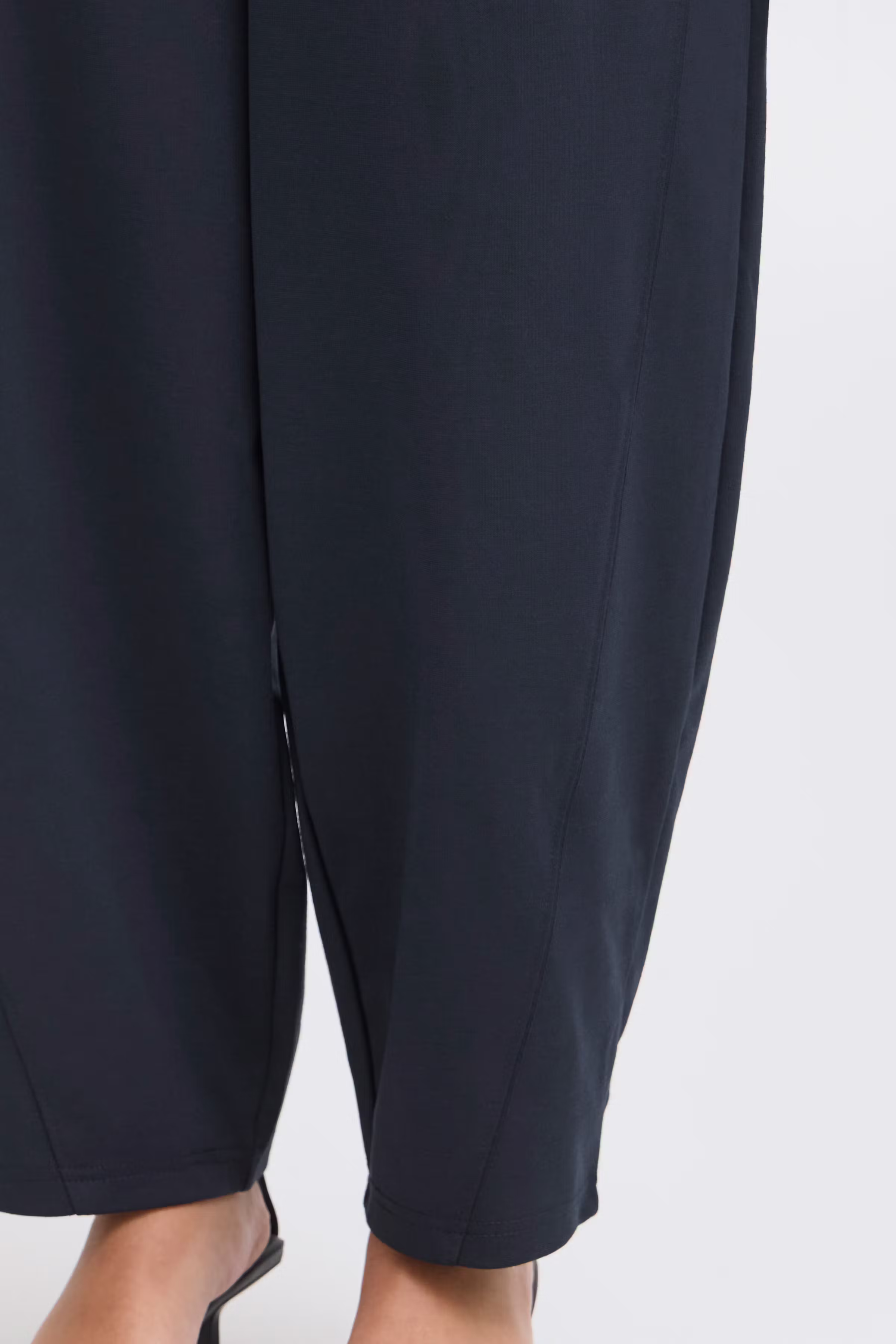 IXKATE BARREL Trousers LOOKBOOK DETAIL 20123727-194010
