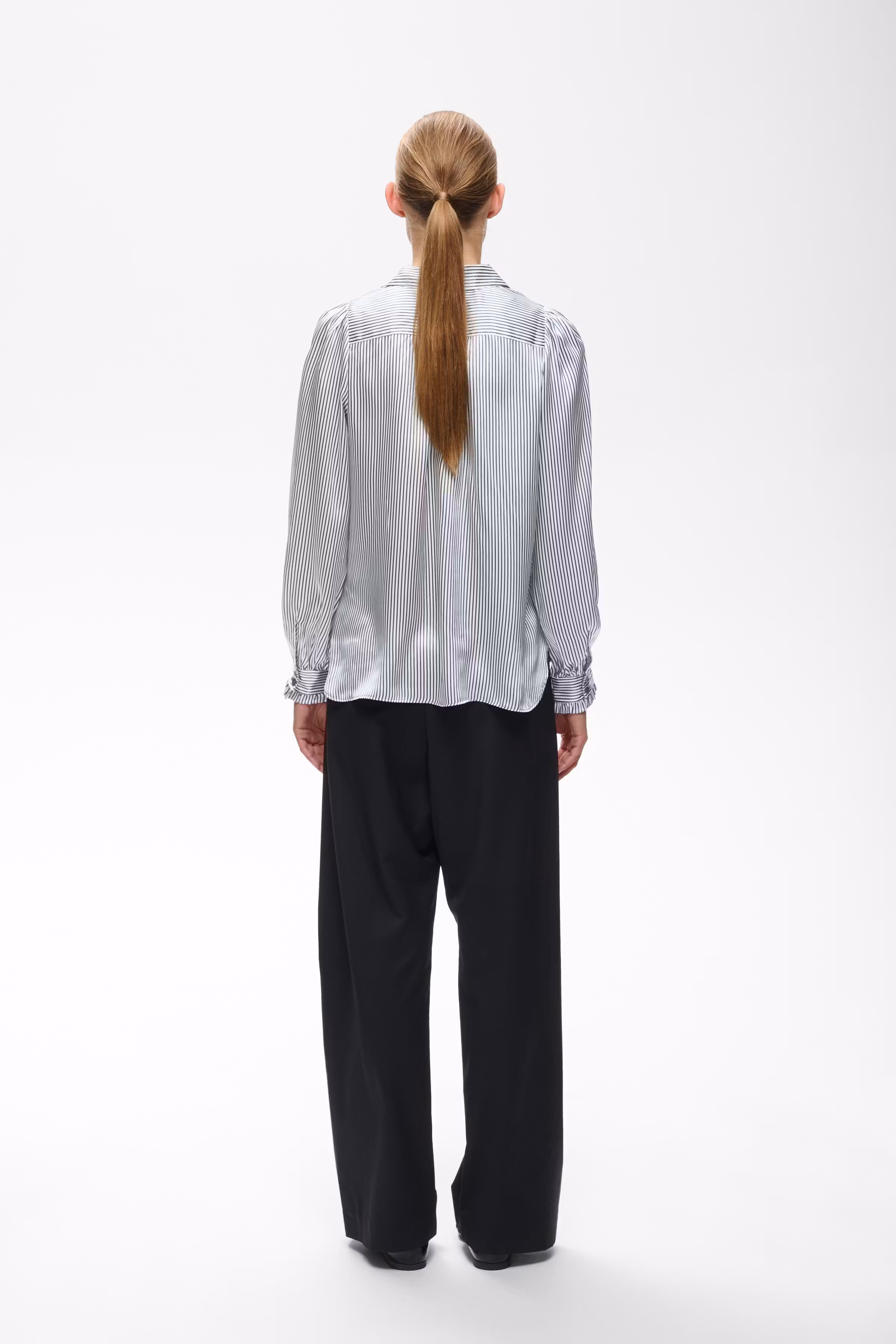 LarinaIW Shirt LOOKBOOK BACK 30110622-304097