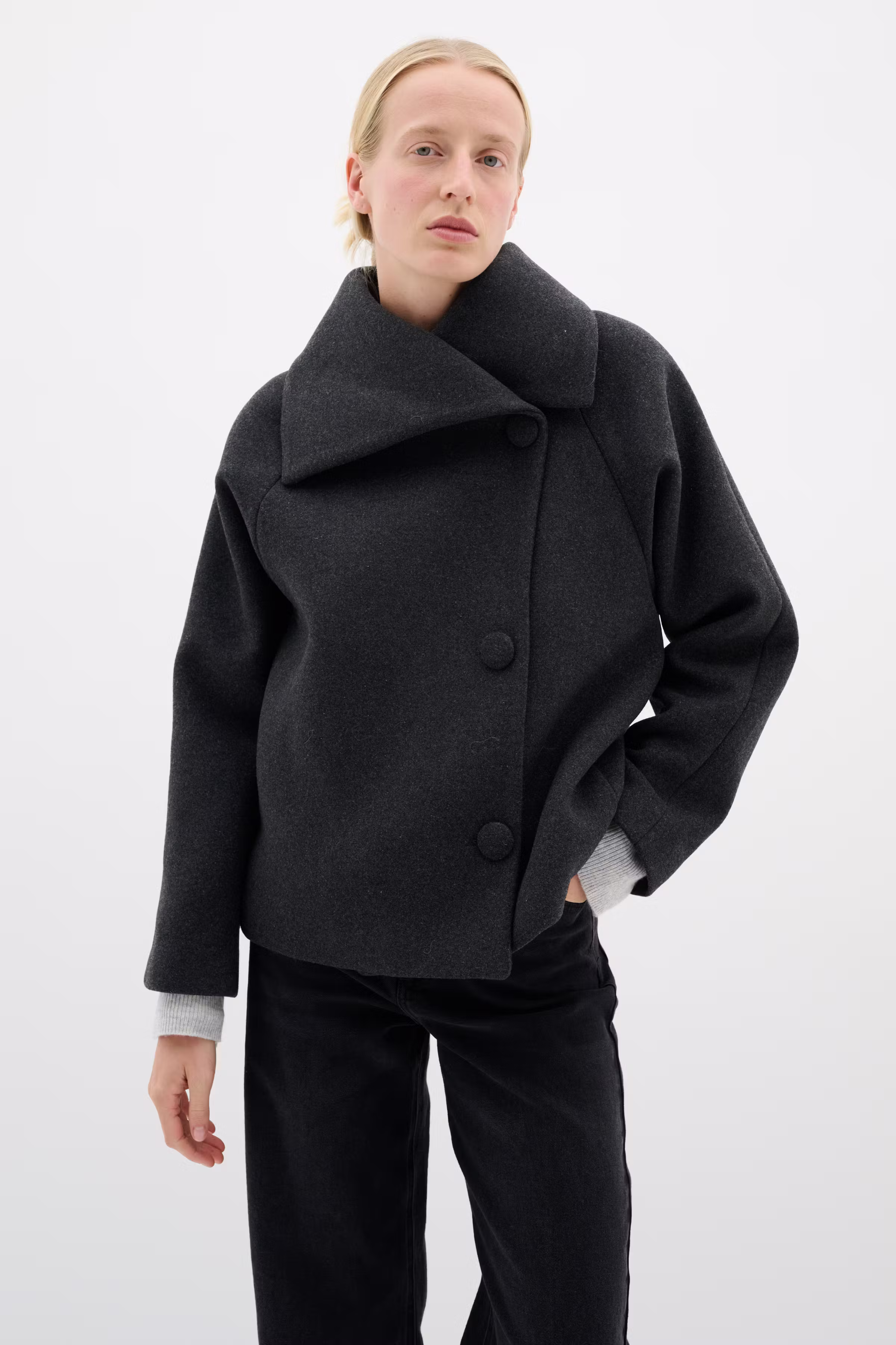 PerryIW Short Mantel LOOKBOOK FRONT 30110807-300596