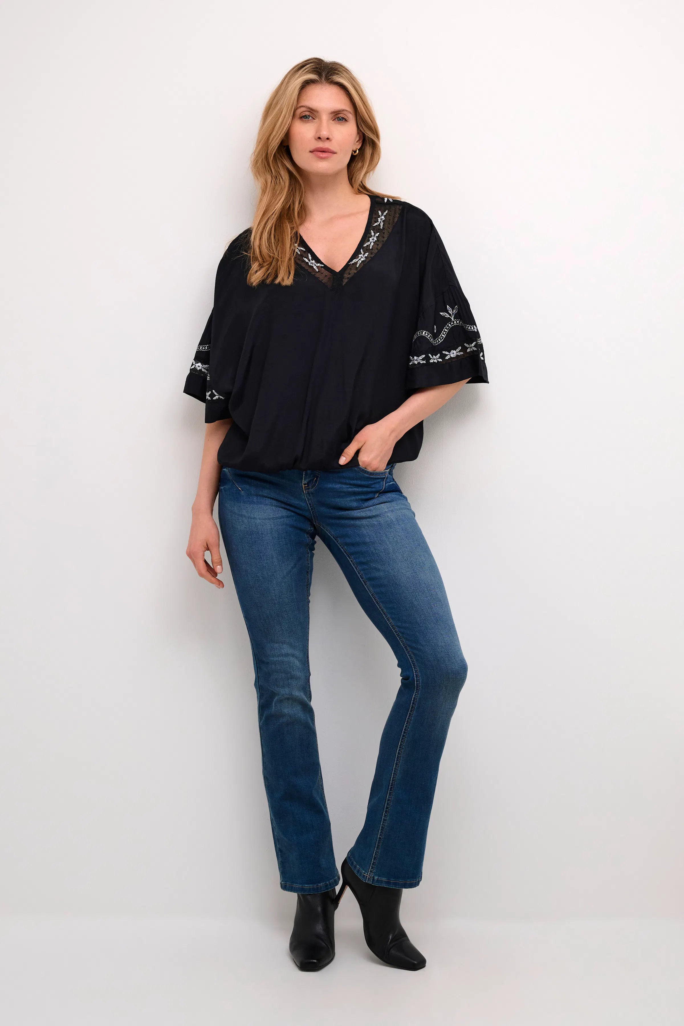 CRMerry Bluse LOOKBOOK FRONT 10613009-100120
