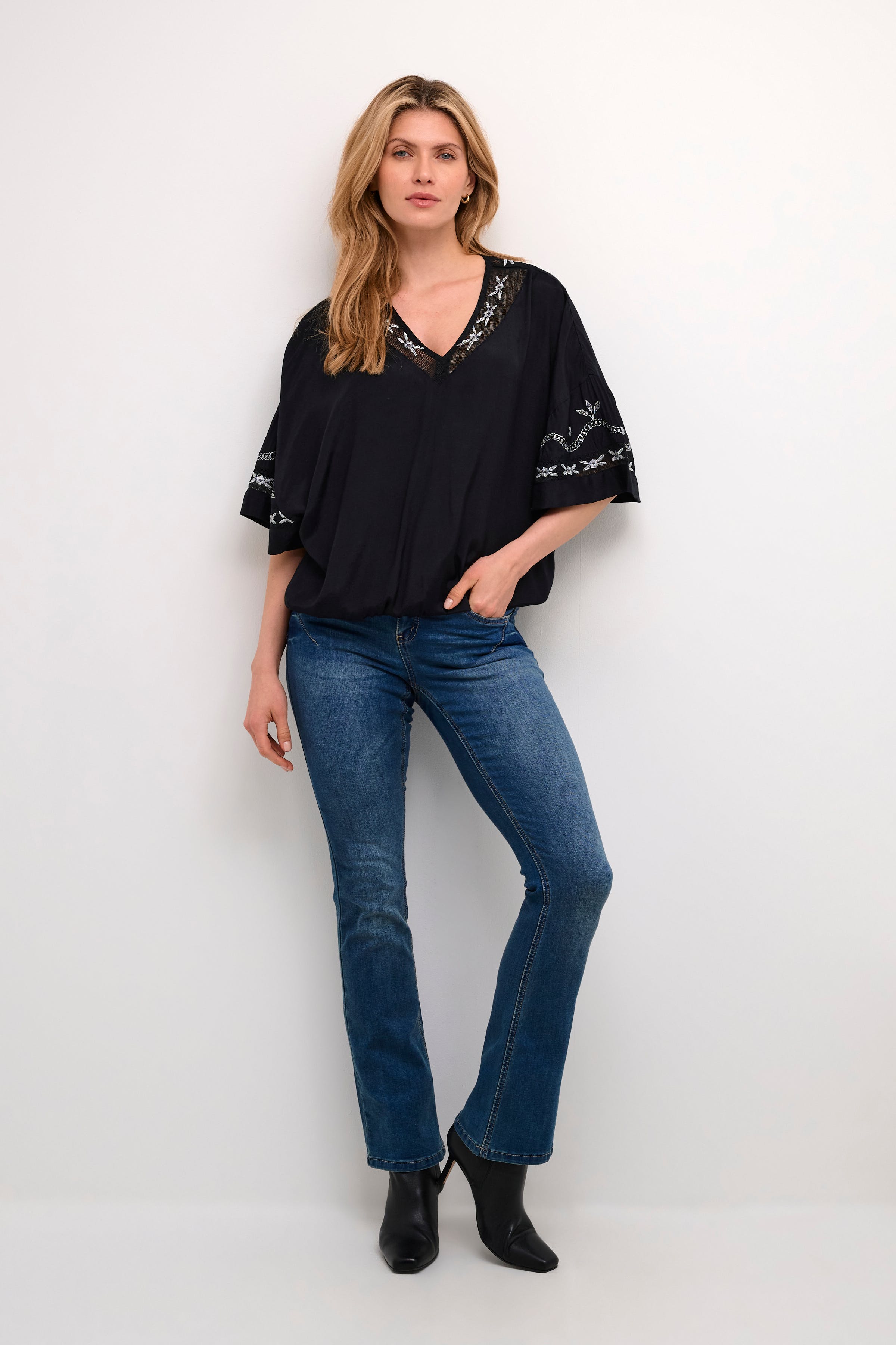 CRMerry Bluse LOOKBOOK FRONT 10613009-100120