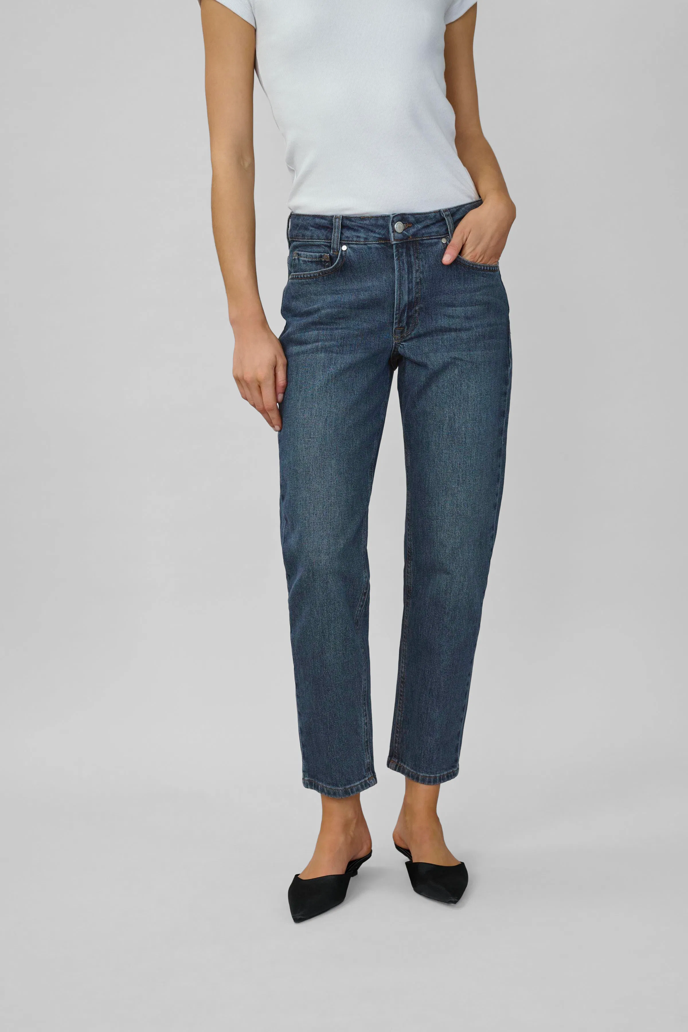 04 THE MOMMY HIGH TAPERED JEANS LOOKBOOK FRONT 10704537-100062