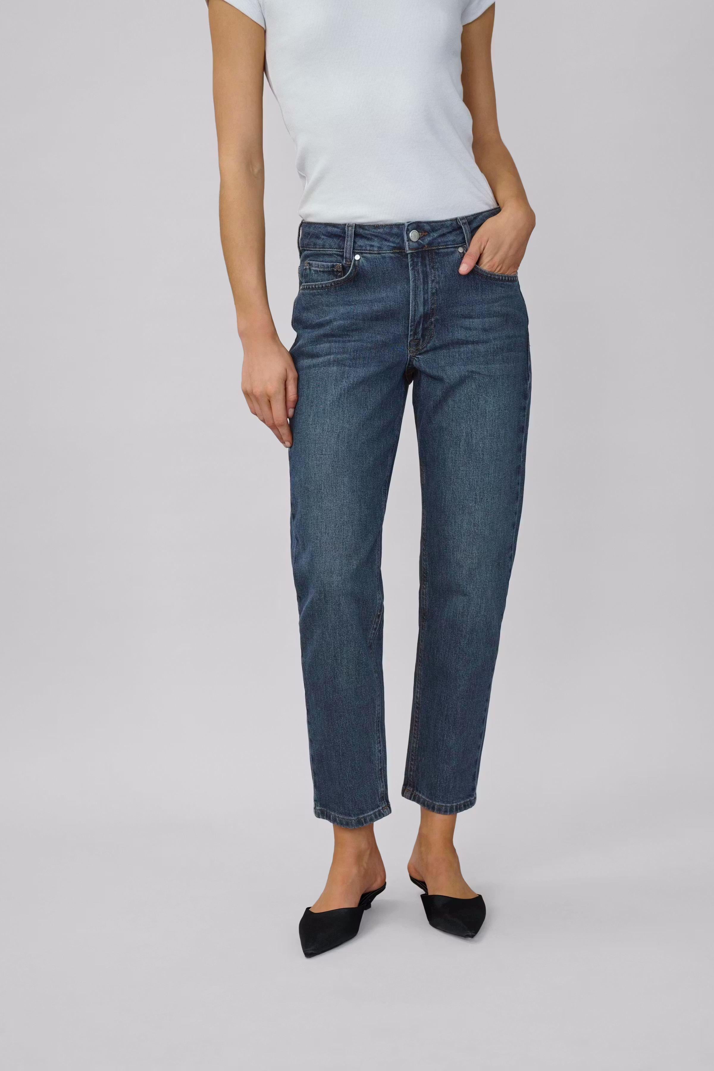 04 THE MOMMY HIGH TAPERED LOOKBOOK FRONT 10704537-100062