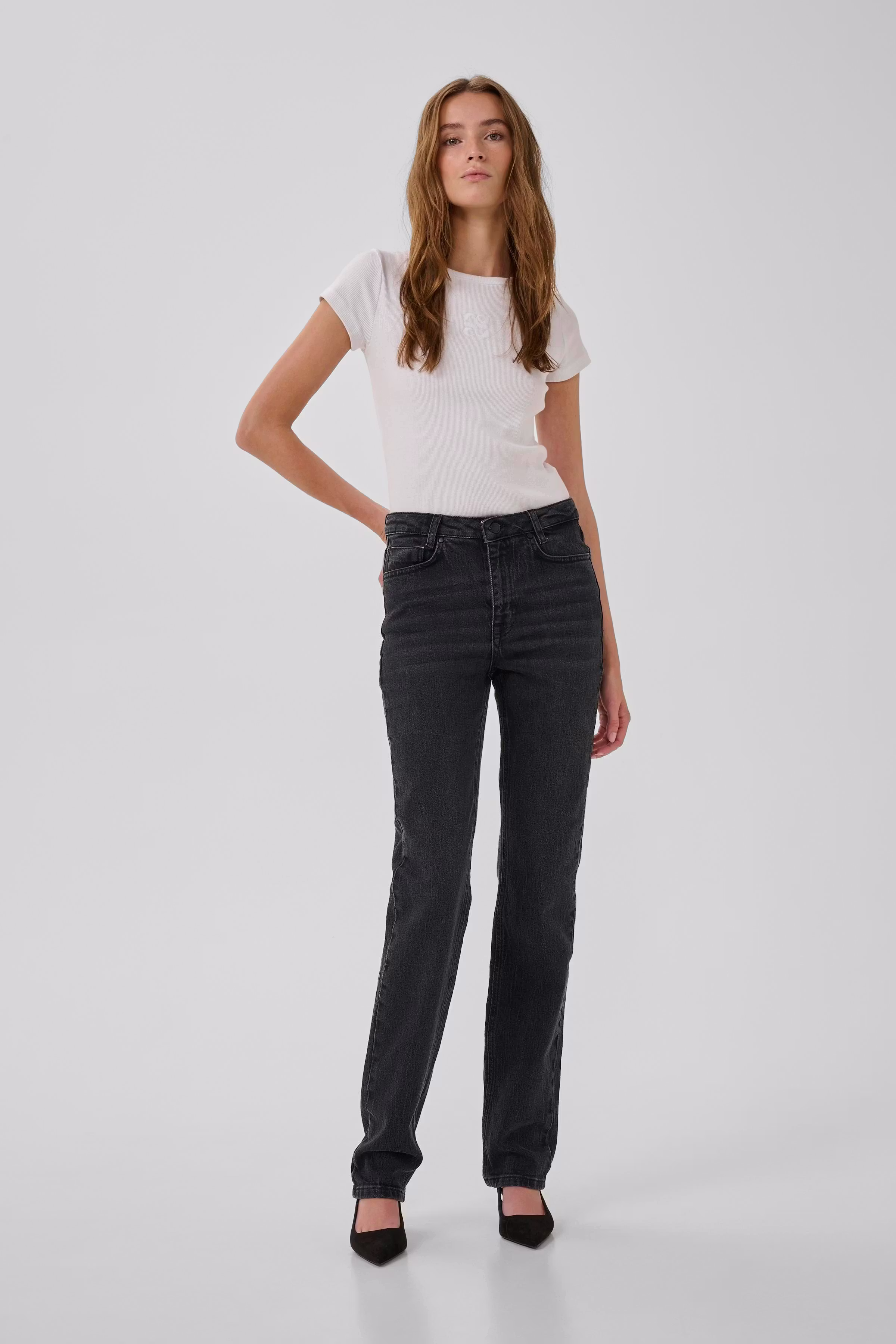 07 THE ISA HIGH STRAIGHT JEANS LOOKBOOK FRONT 10705264-100070