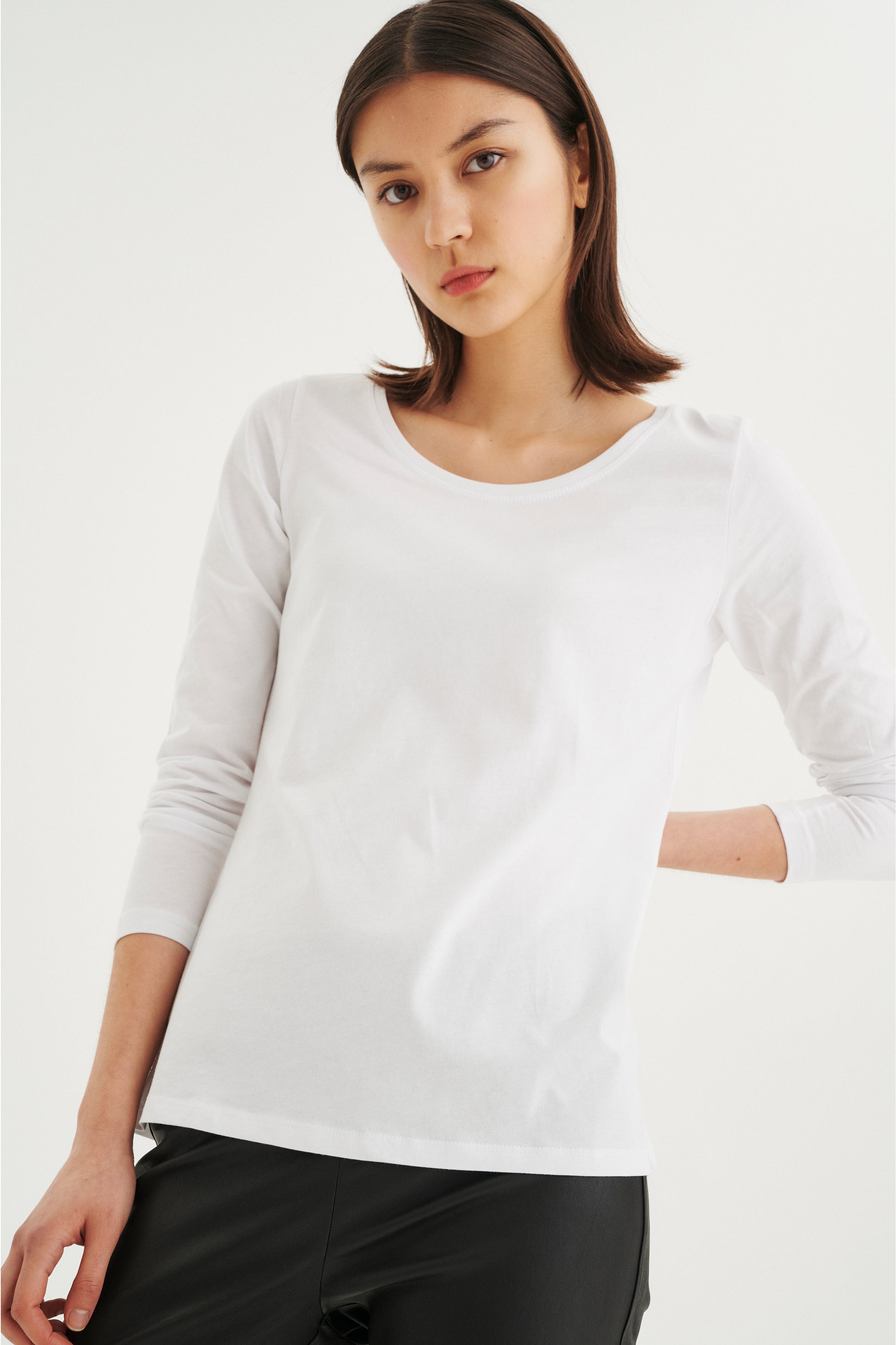 RenaIW T-shirt LOOKBOOK FRONT 30100783-10090