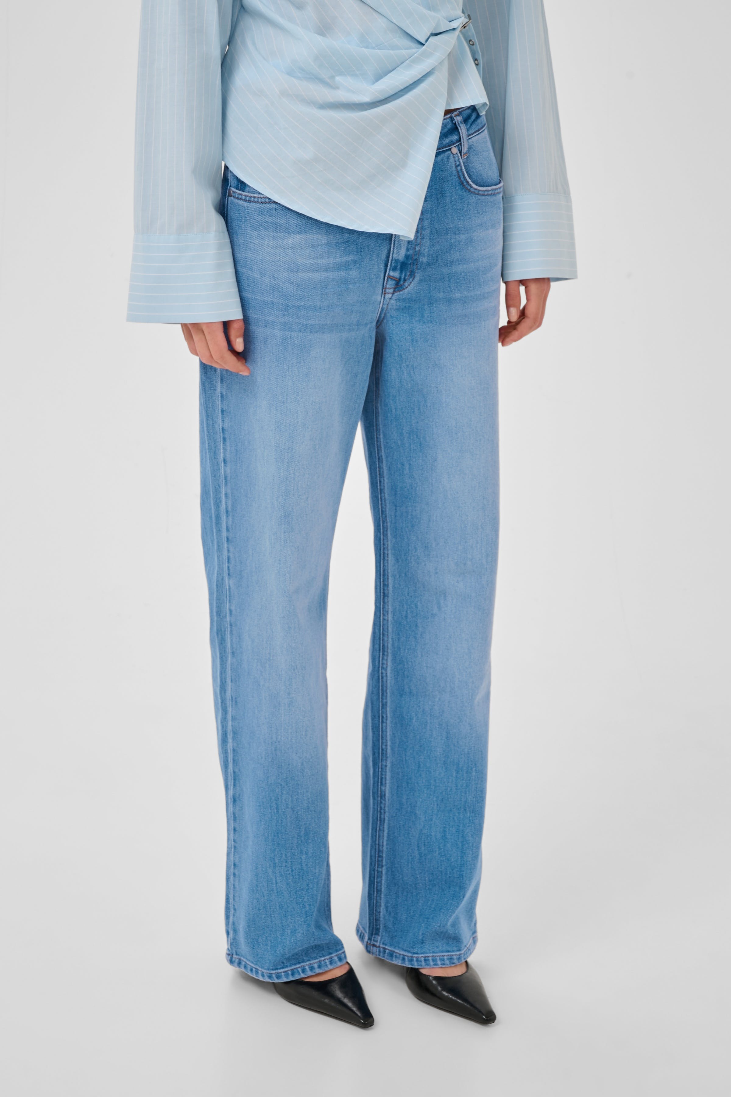 05 THE LOUIS HIGH WIDE JEANS LOOKBOOK FRONT 10704222-100047