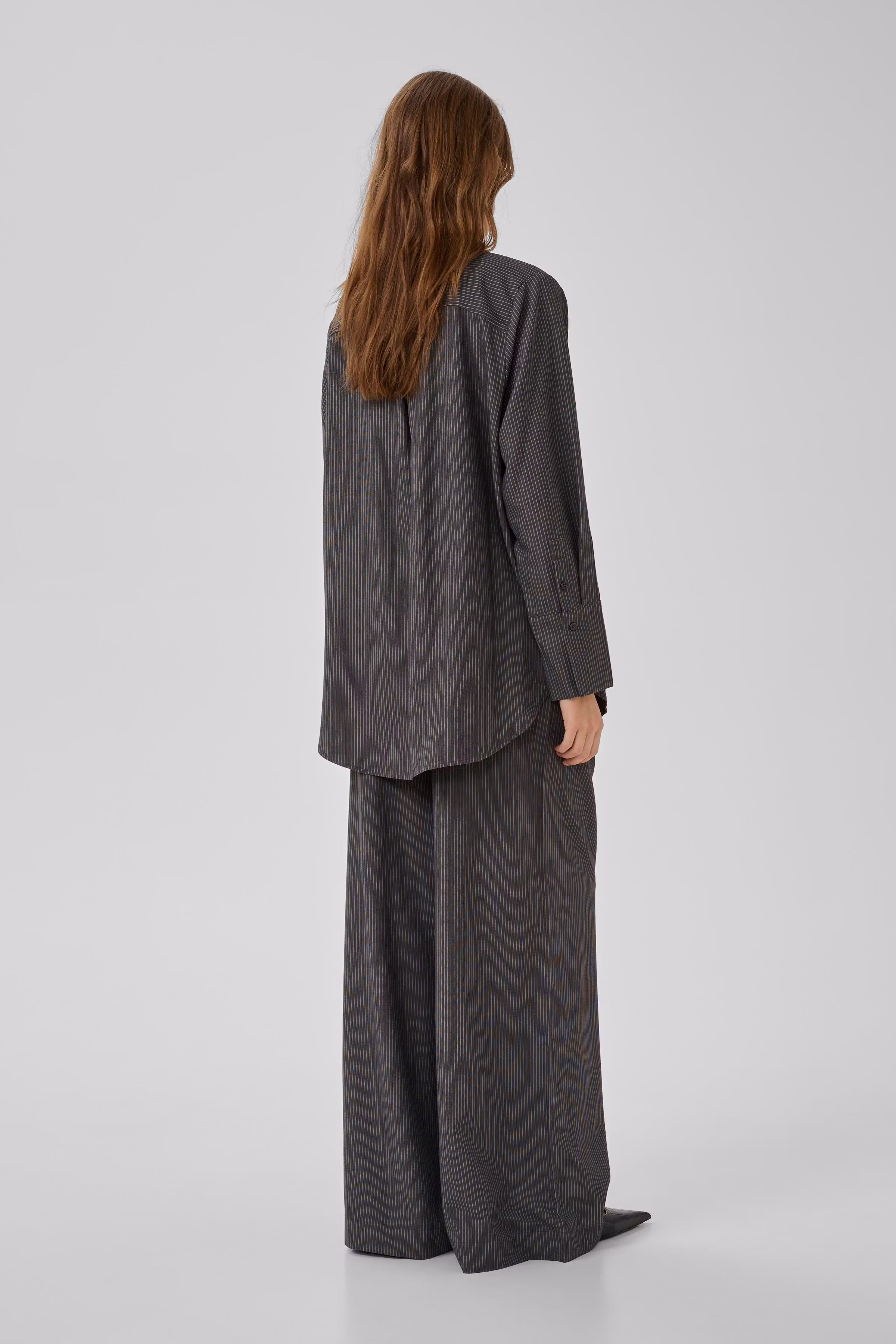 22 THE PINSTRIPED SHIRT LOOKBOOK BACK 10705633-109599