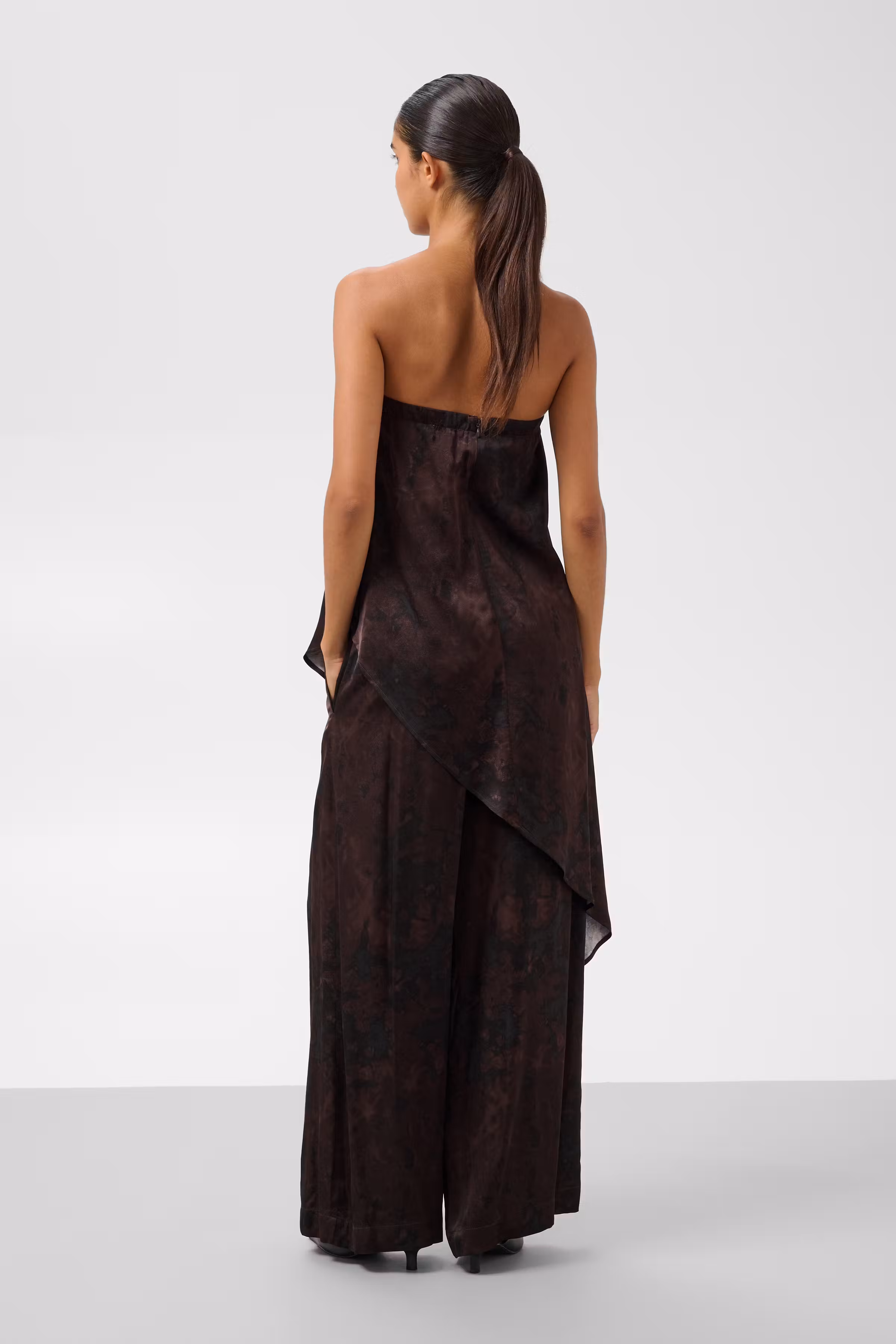 SLCinna Hose LOOKBOOK BACK 30409635-305439
