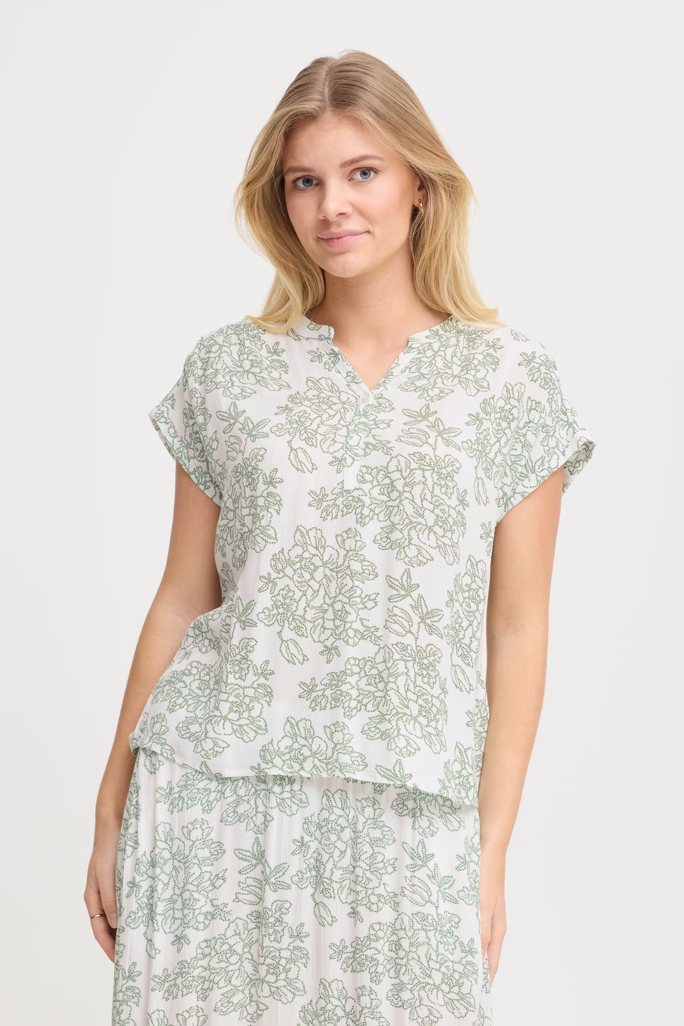 FREASE Bluse LOOKBOOK FRONT 20615597-204726