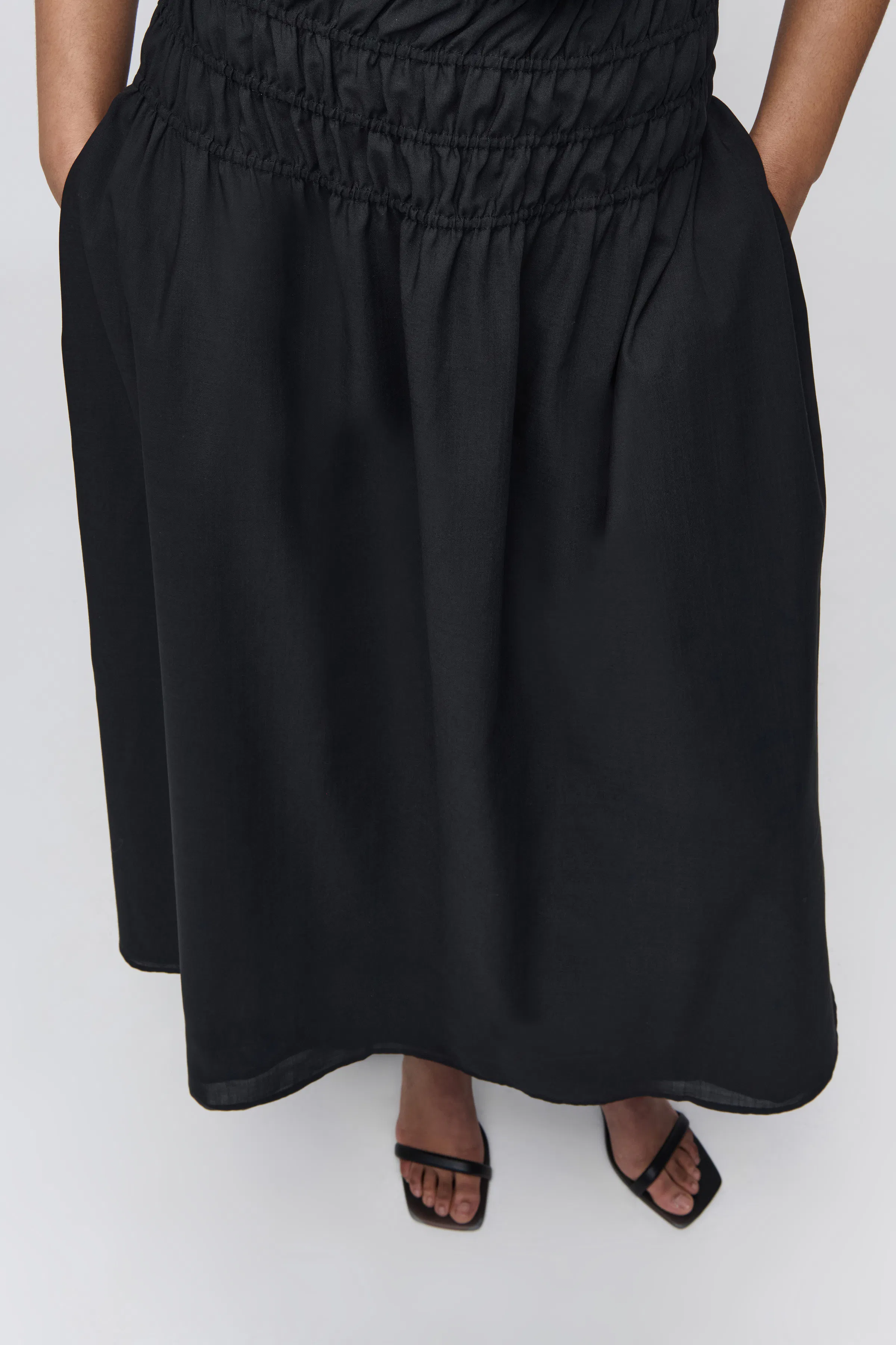 IOSVEA Kjol LOOKBOOK FRONT 30600653-BK999
