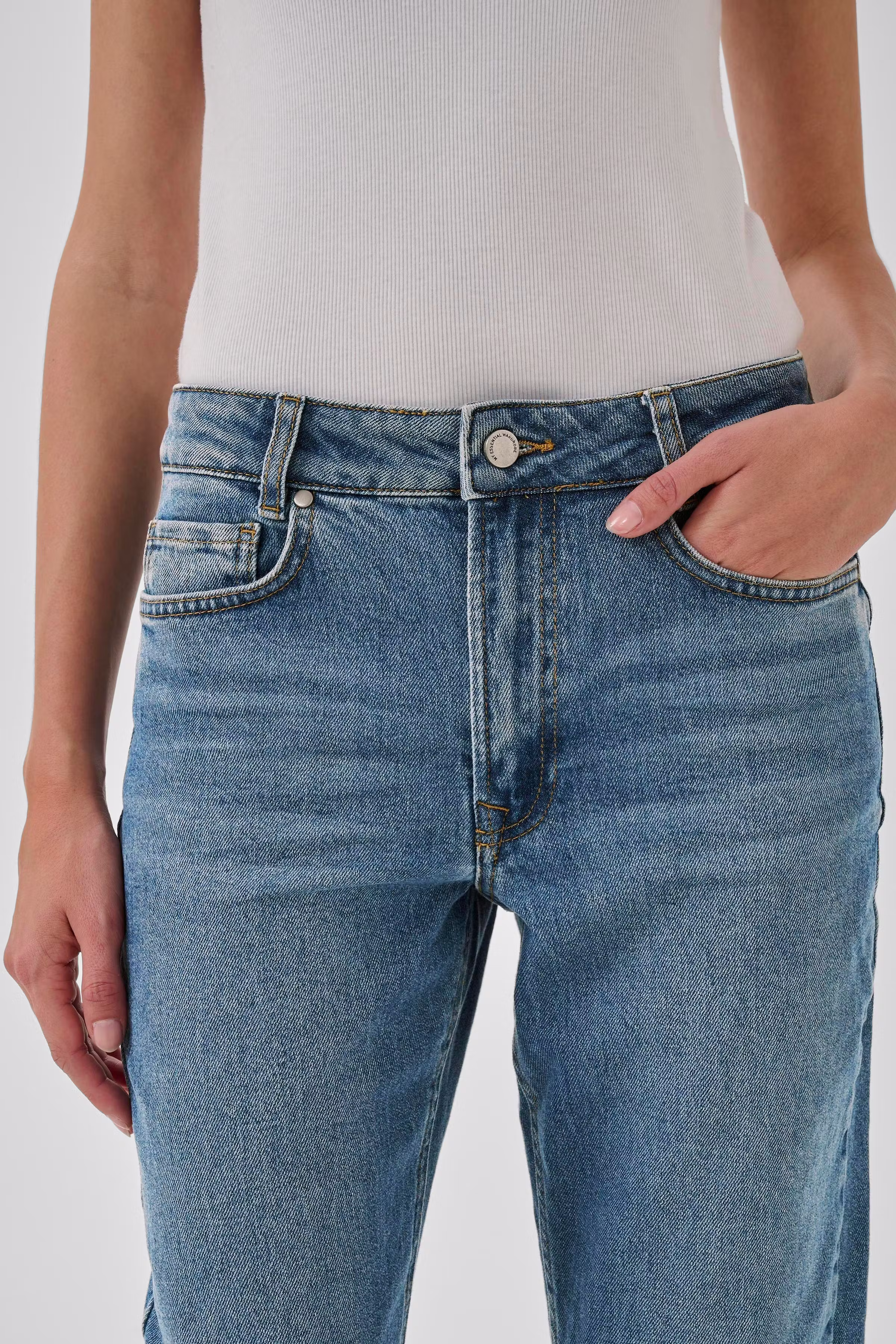 04 THE MOMMY HIGH TAPERED JEANS LOOKBOOK DETAIL 10704537-100054