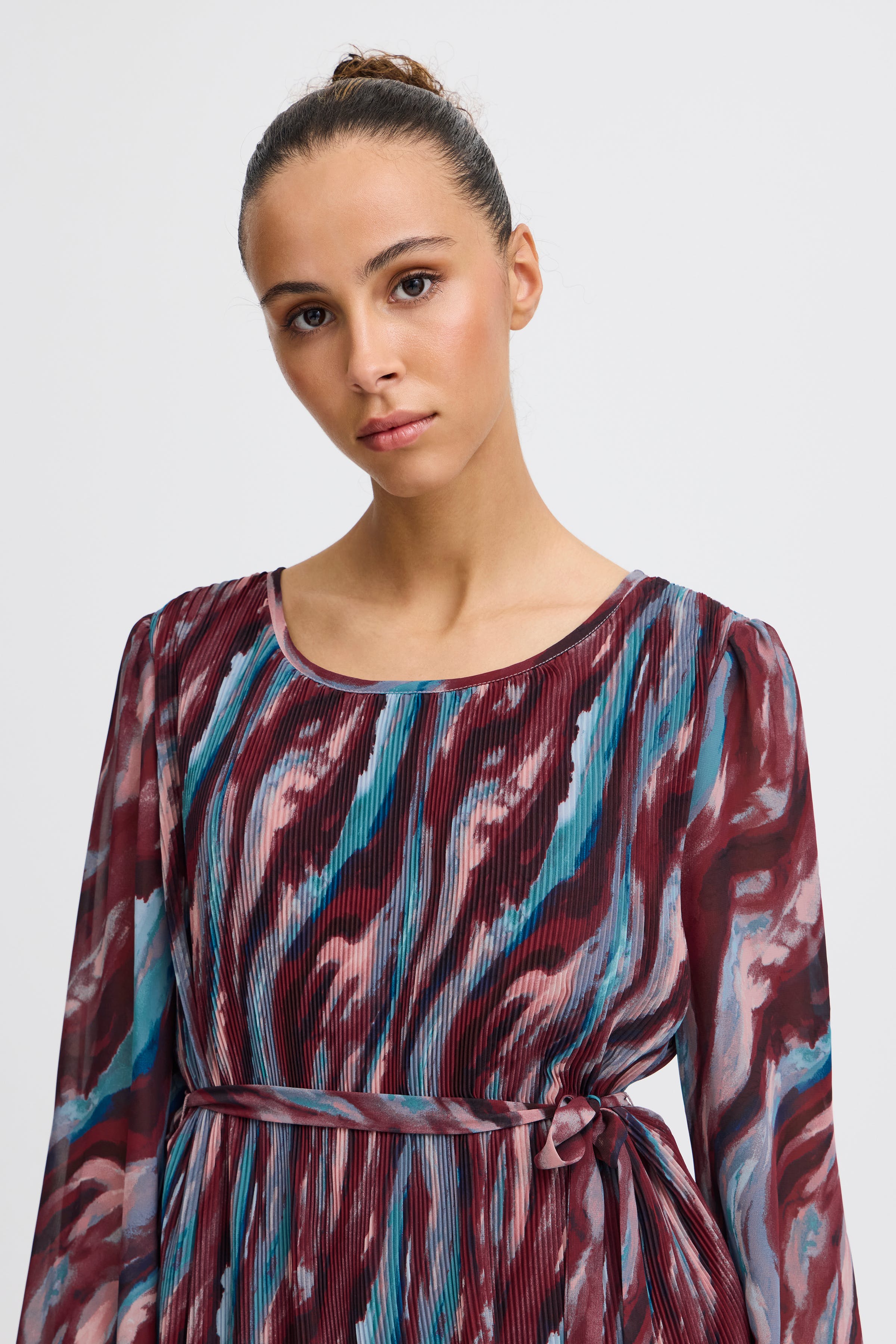 IHNEALLY Klänning LOOKBOOK DETAIL 20121918-203678