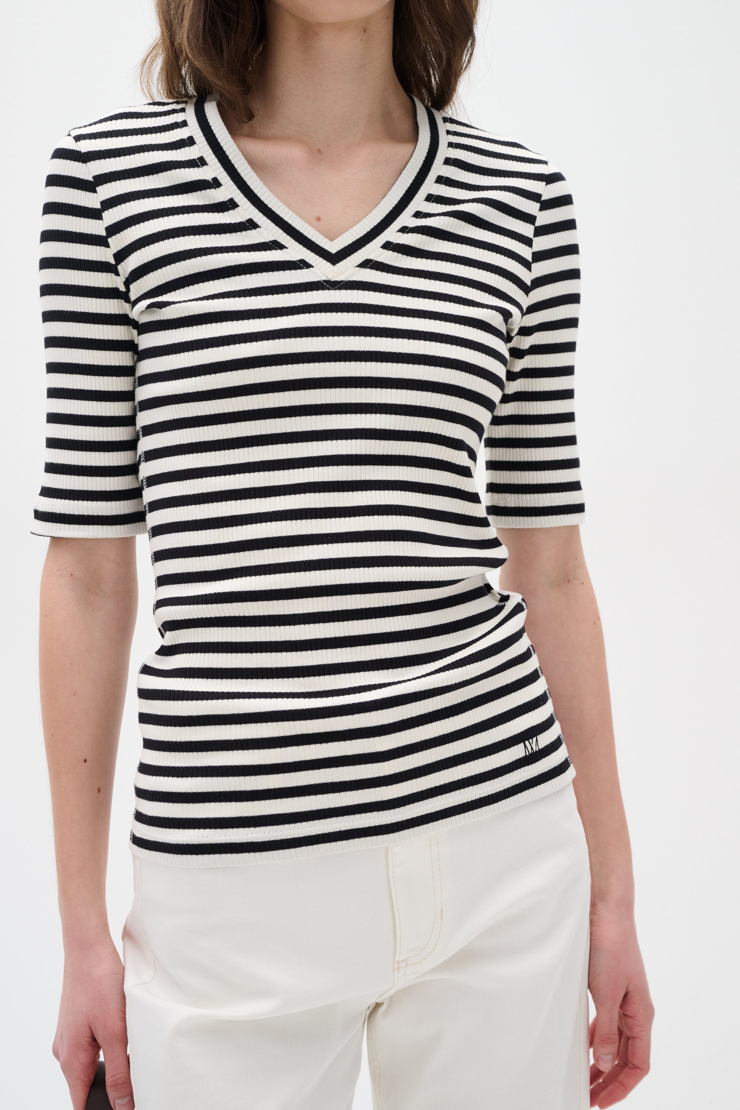 DagnaIW Striped V T-shirt LOOKBOOK FRONT 30107270-301284