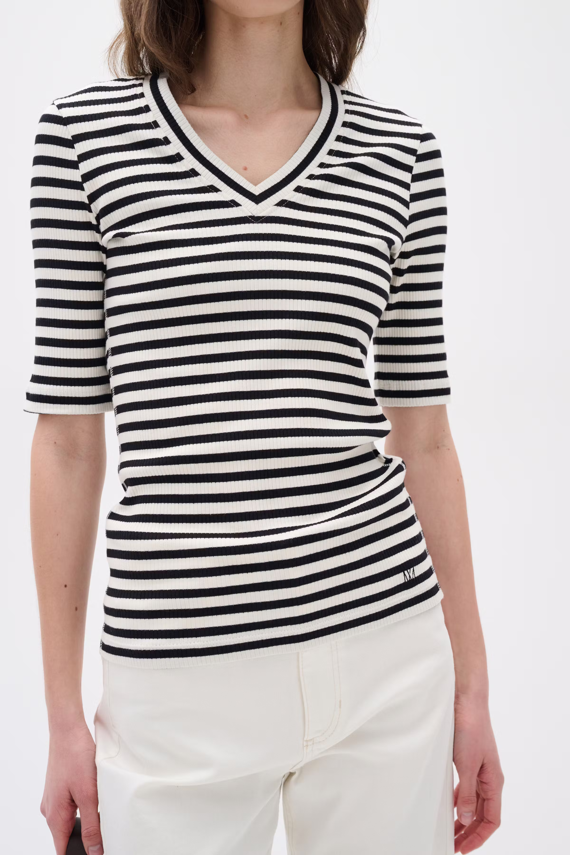 DagnaIW Striped V T-shirt LOOKBOOK FRONT 30107270-301284