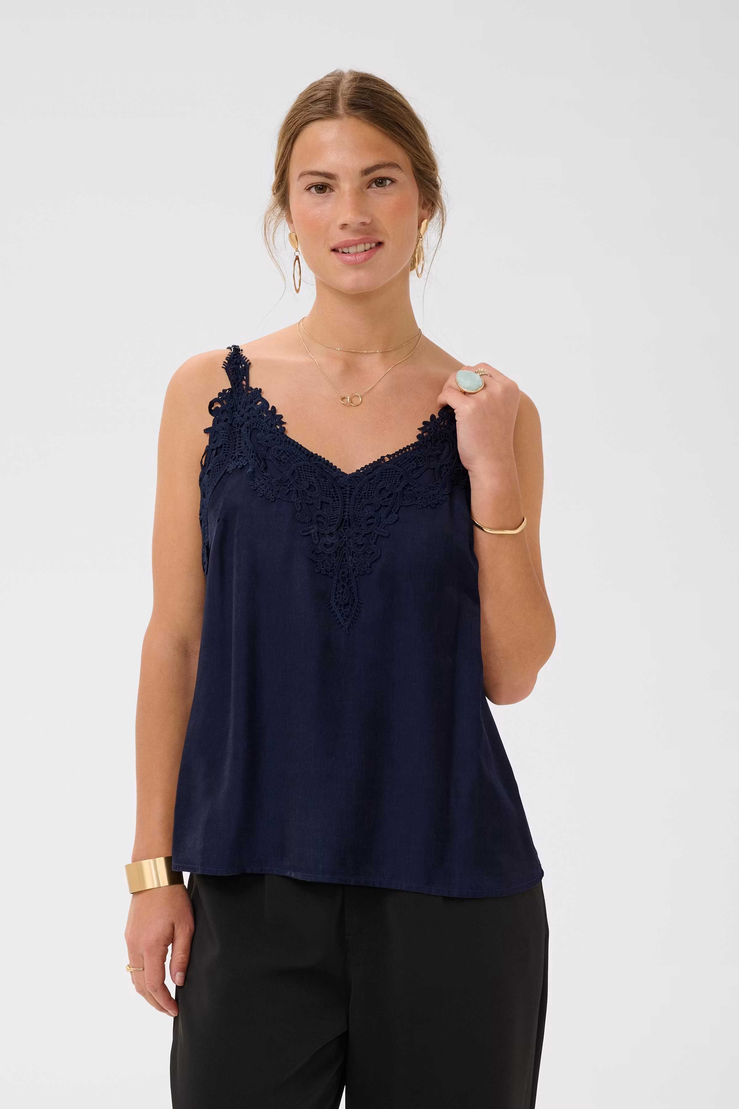 CRAnna Top LOOKBOOK FRONT 10611224-193922