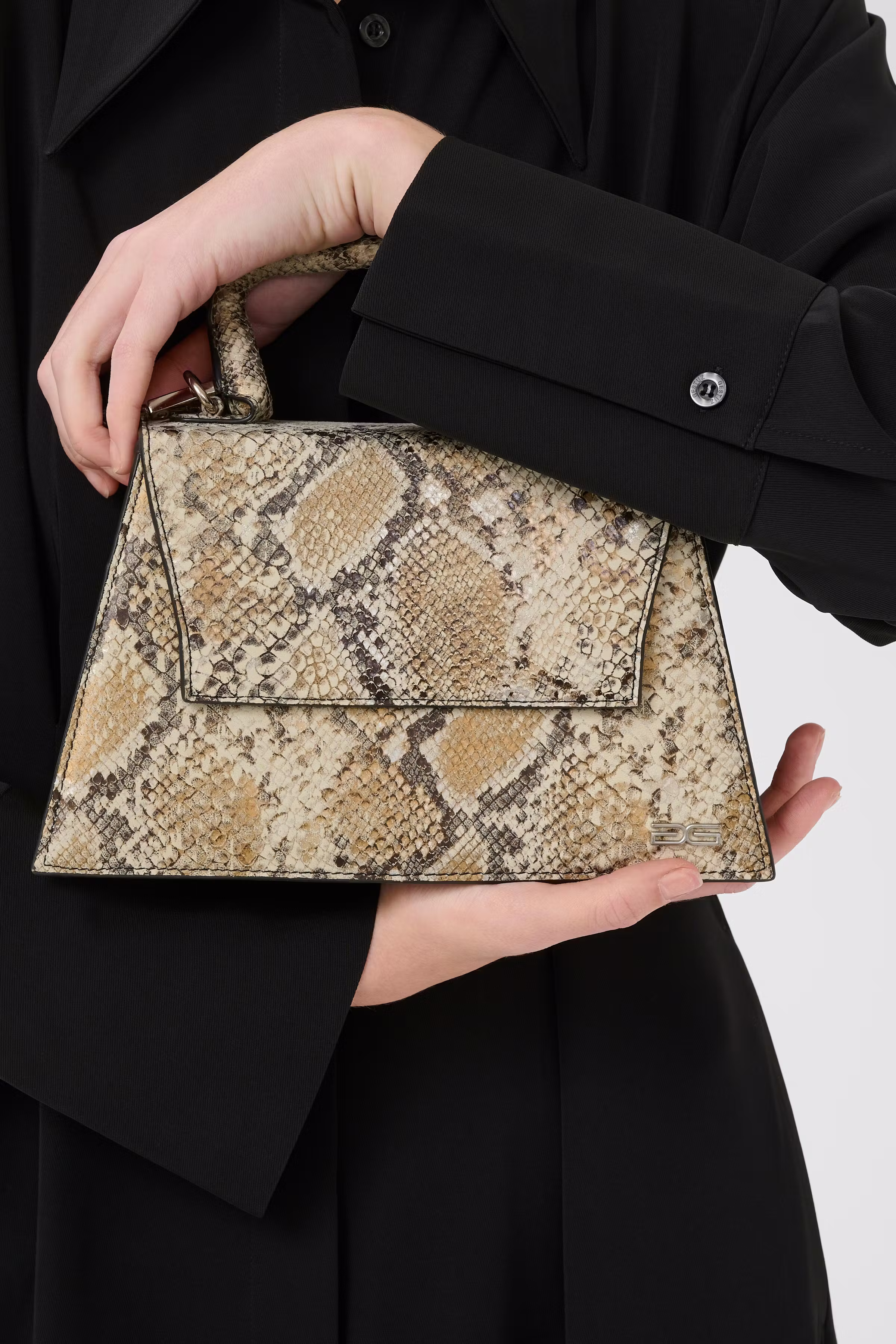 GZharvey Taske LOOKBOOK FRONT 10910160-107609