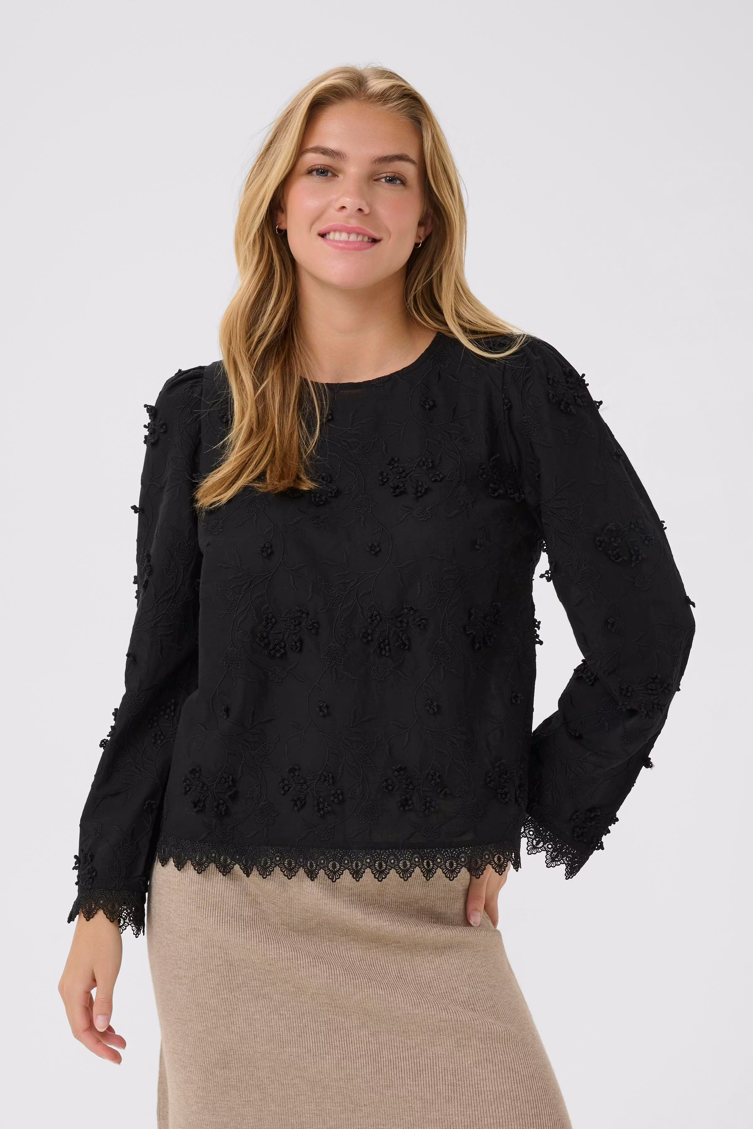 CRHilda Bluse LOOKBOOK FRONT 10614155-100120