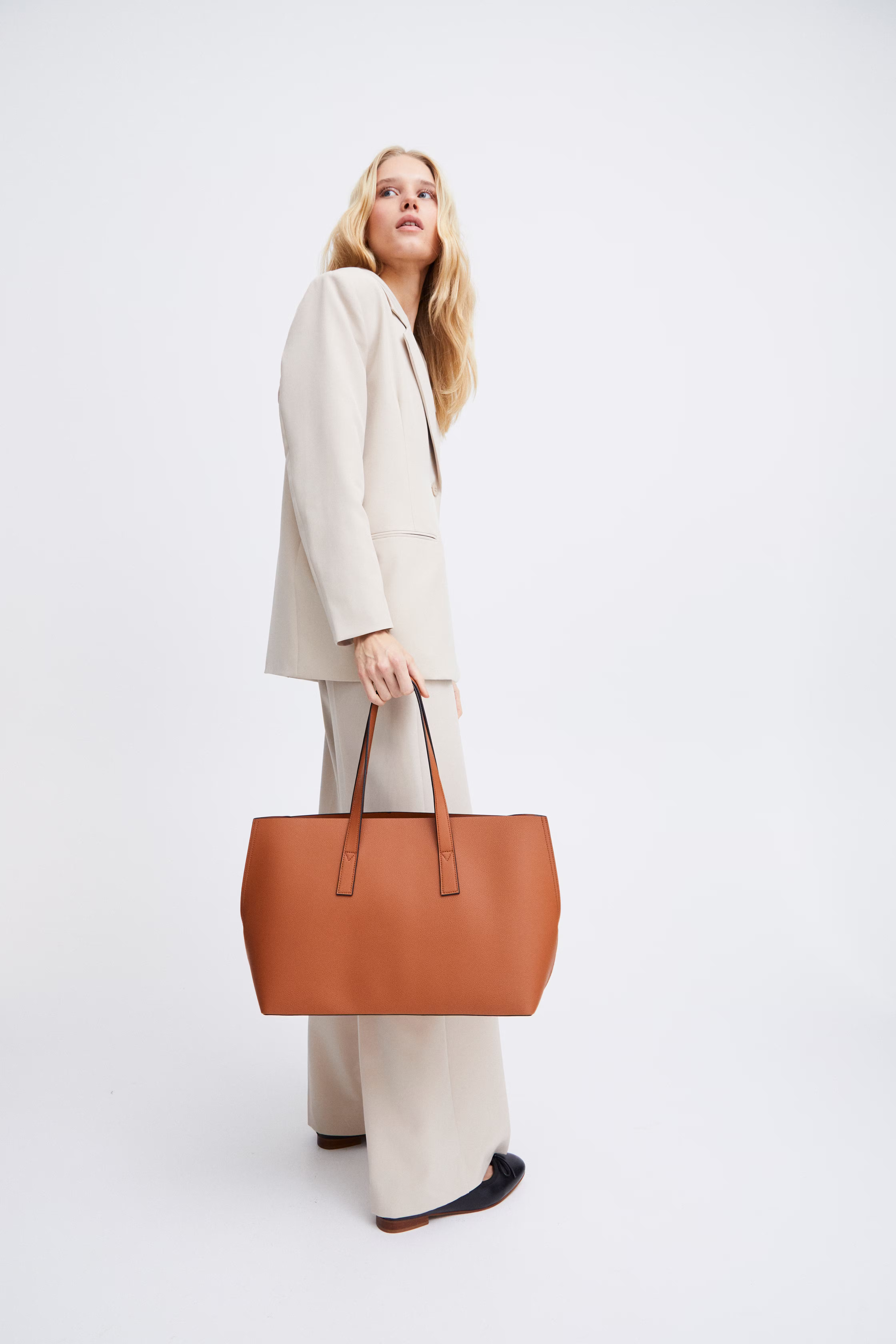 IAMATHILDE Pose LOCATION NONE 20122021-181421