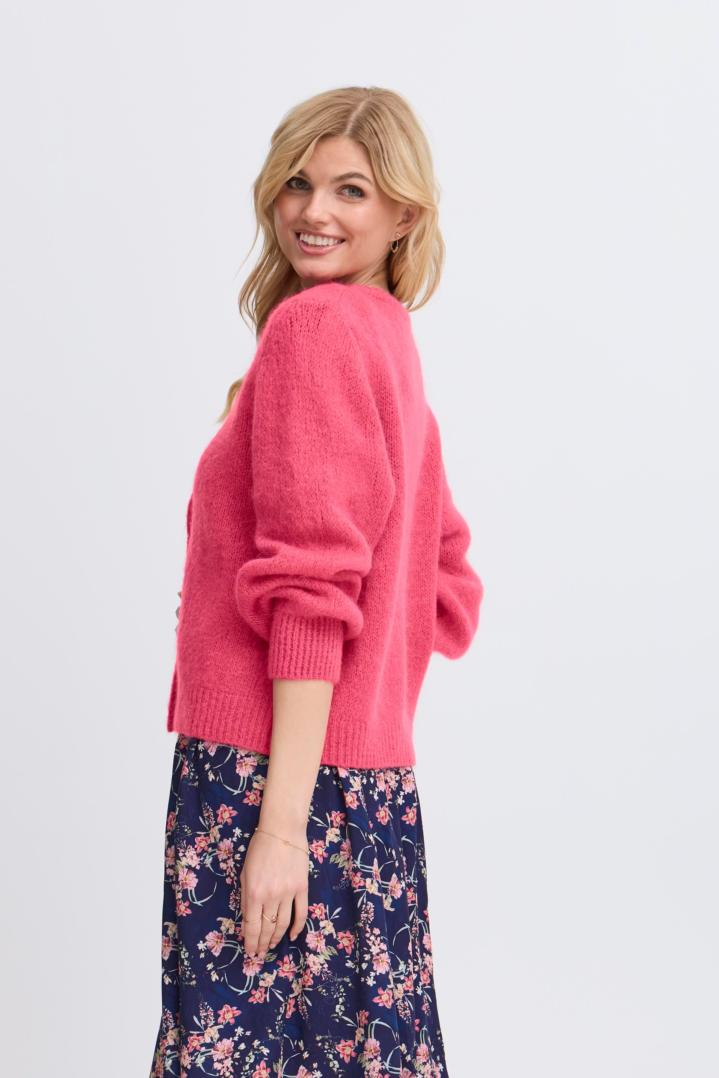 SBGULVIG Cardigan LOOKBOOK BACK 22100655-182133