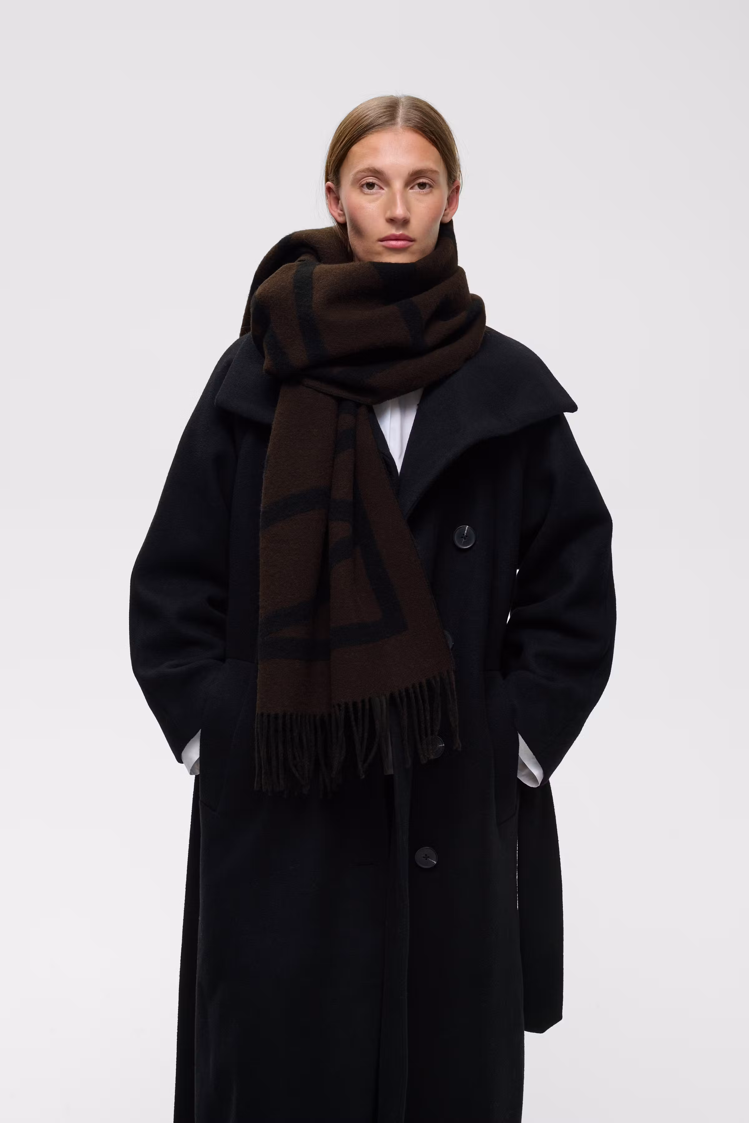 MyrtheIW Logo Sjaal LOOKBOOK FRONT 30106665-900013073