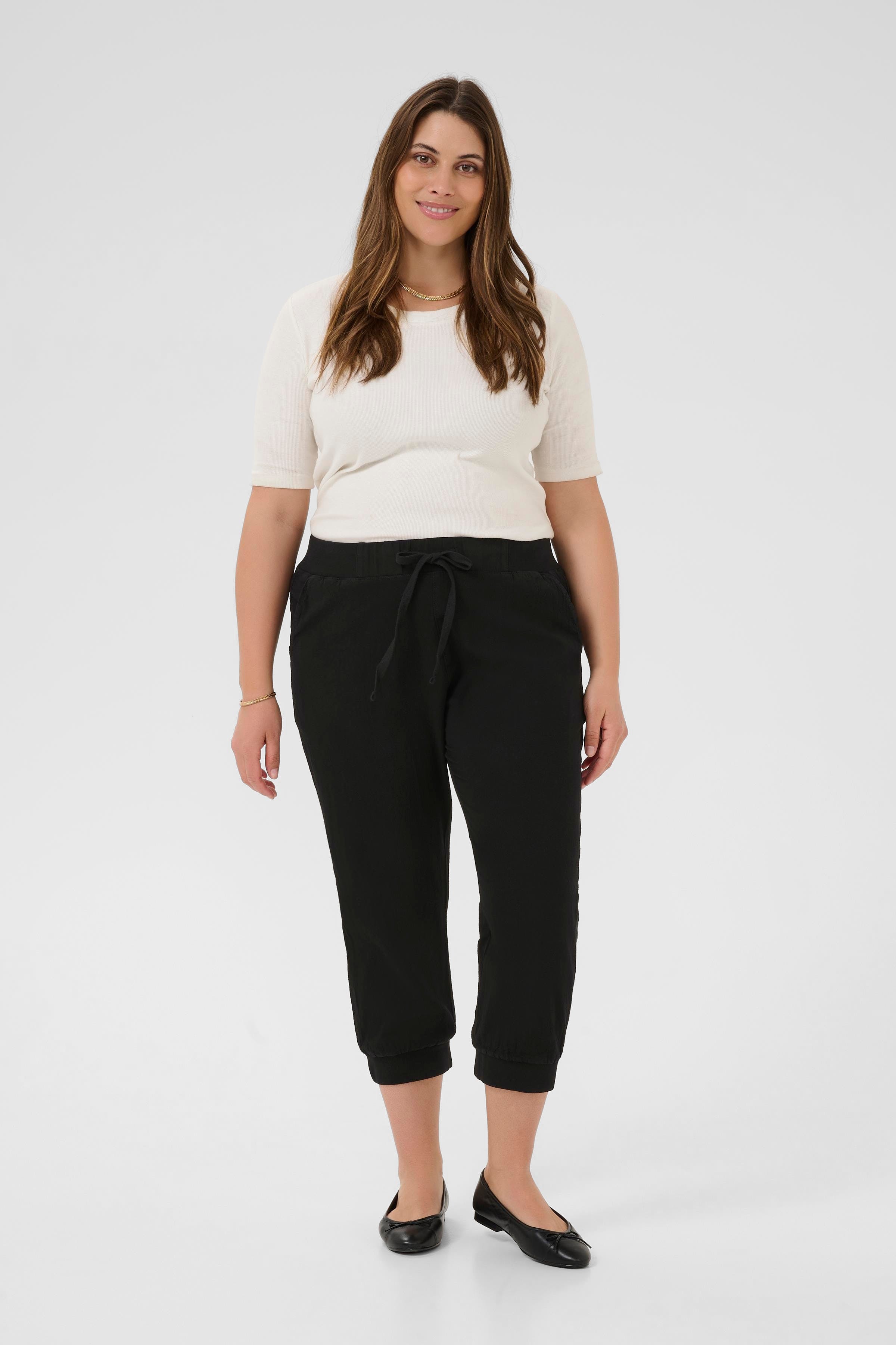 KCnana Capri pants LOOKBOOK FRONT 10580057-50600
