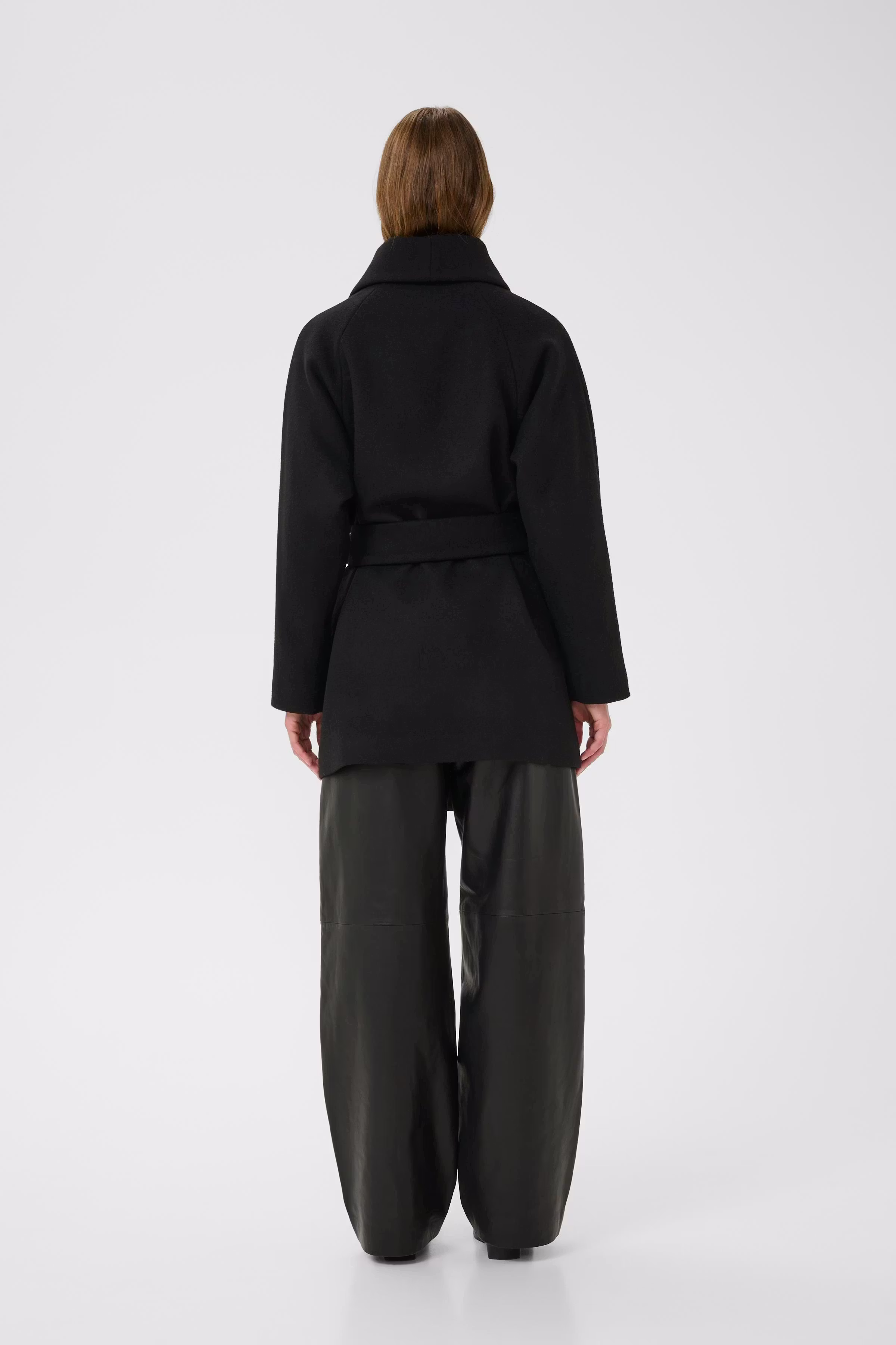 YunahIW Mantel LOOKBOOK BACK 30110611-194008