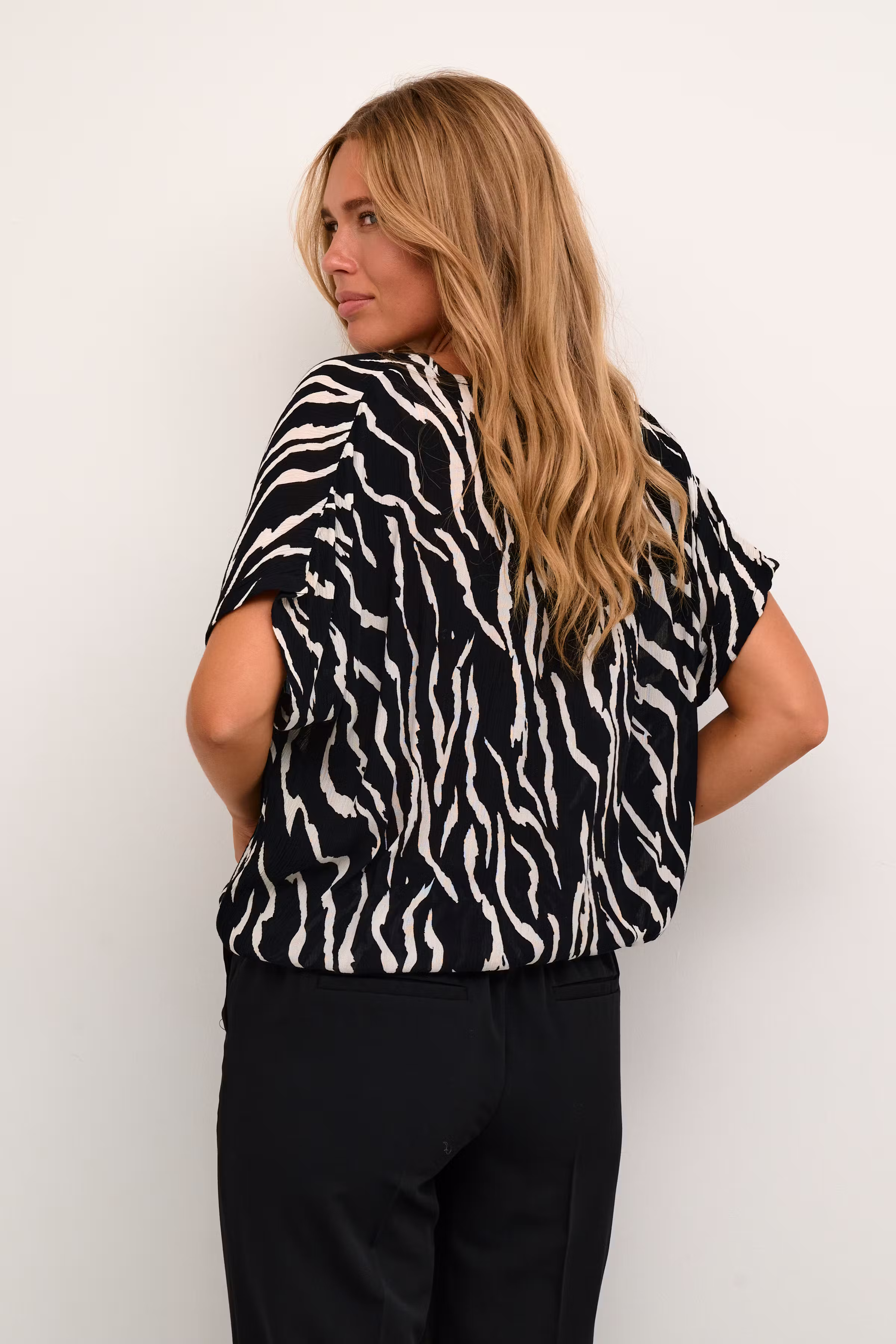 KAamber Bluse LOOKBOOK BACK 10508257-103939