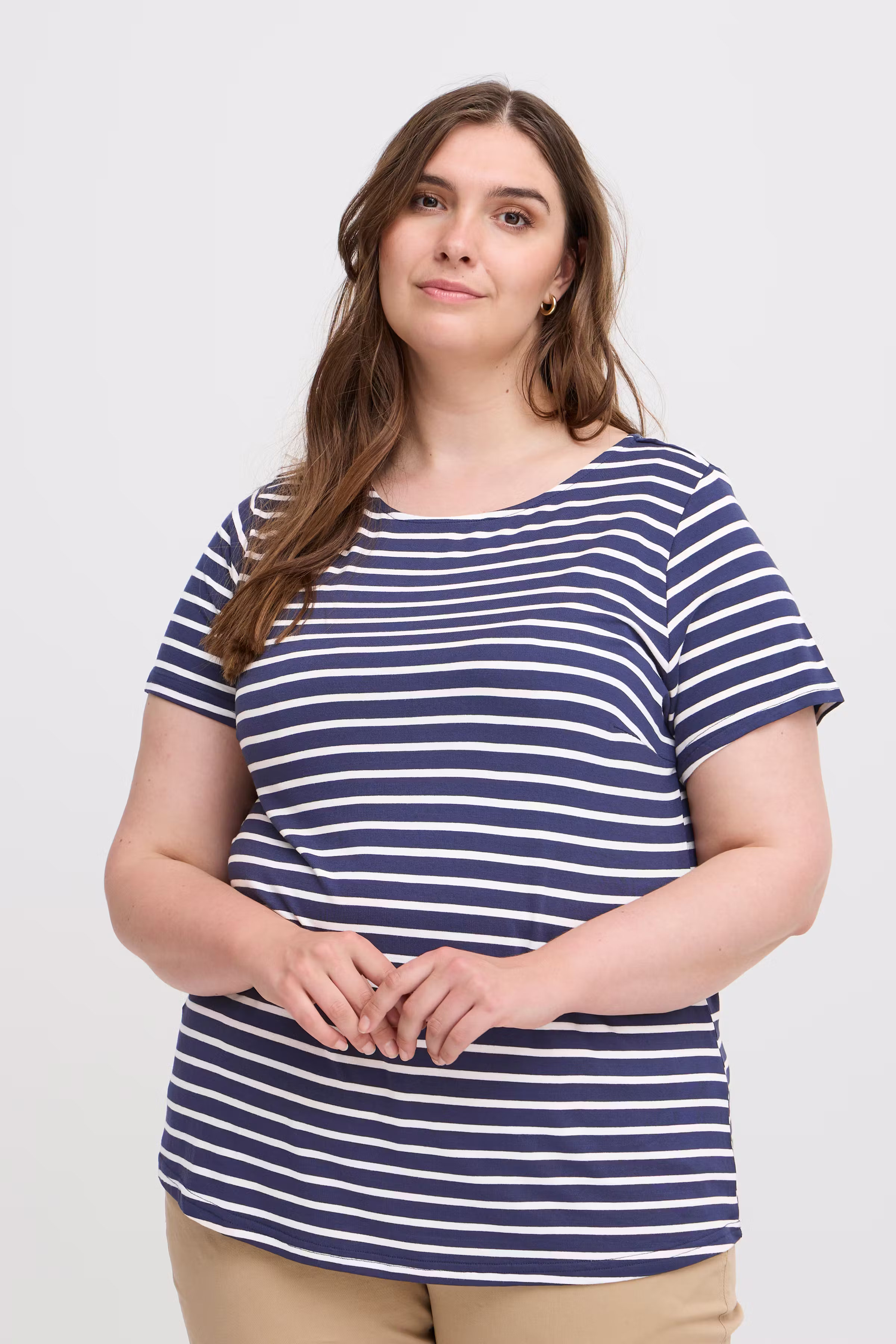 SWIVY T-shirt LOOKBOOK FRONT 20614049-200119