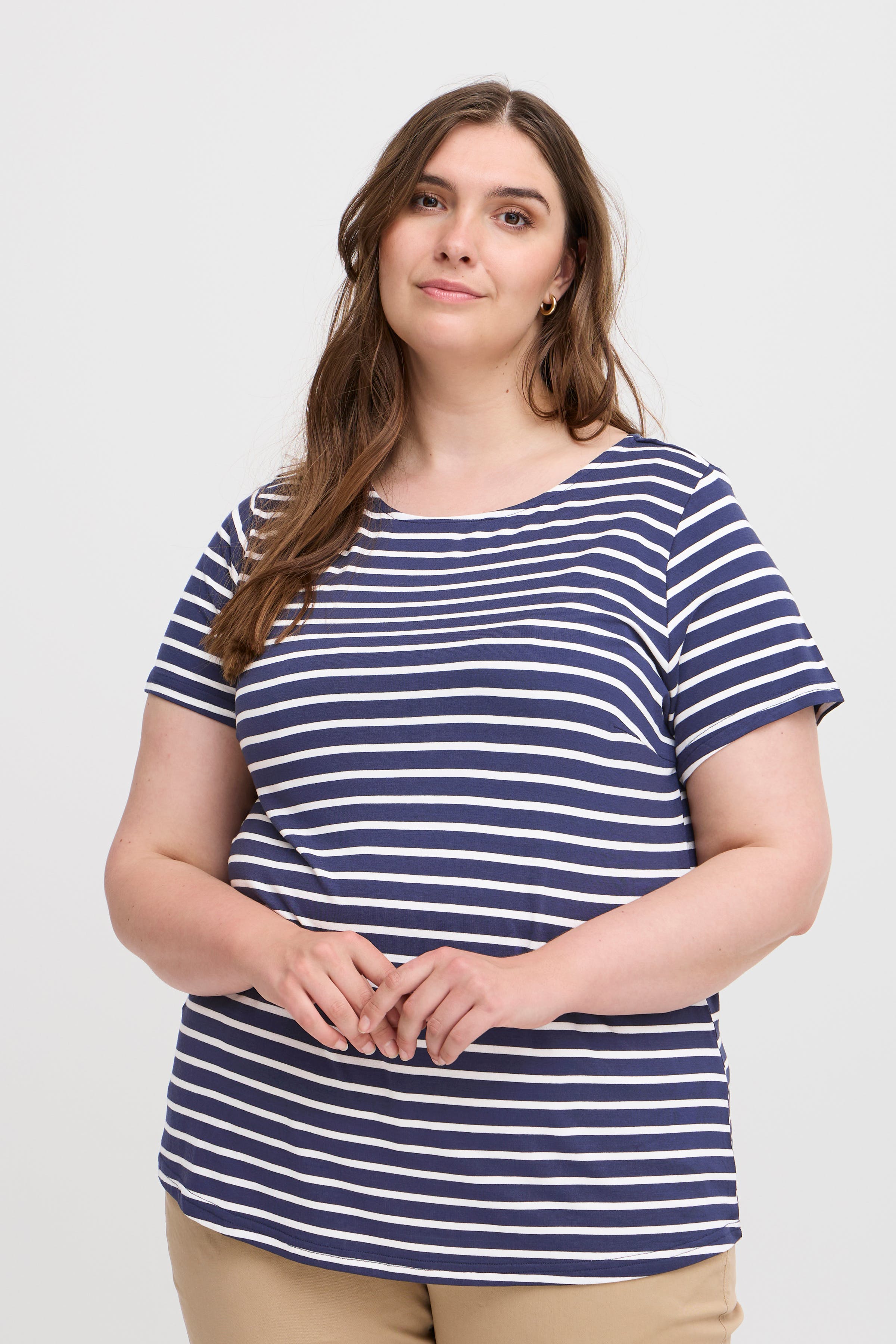 SWIVY T-shirt LOOKBOOK FRONT 20614049-200119