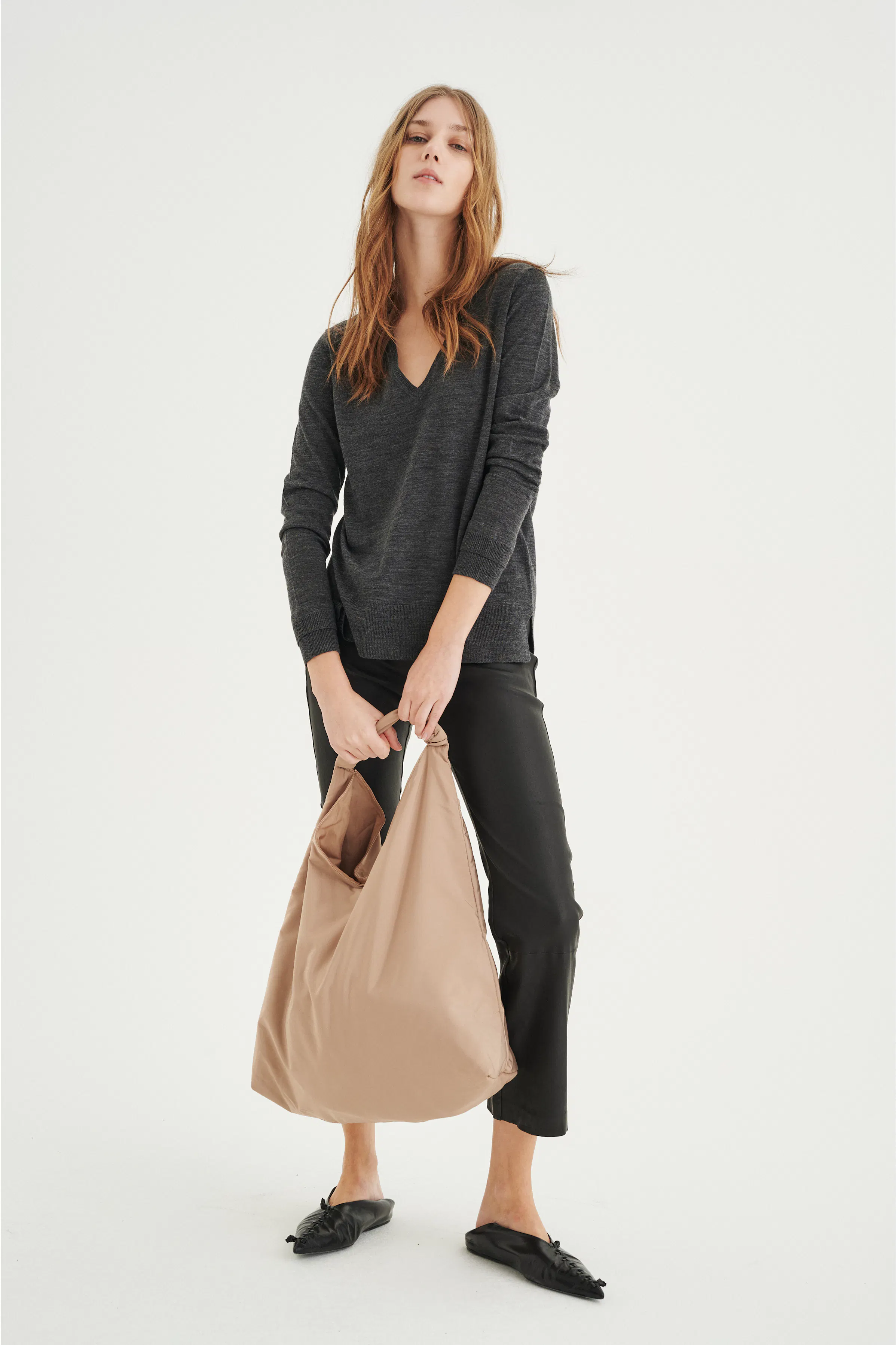 NoraIW V-neck Pullover LOOKBOOK FRONT 30104206-10085
