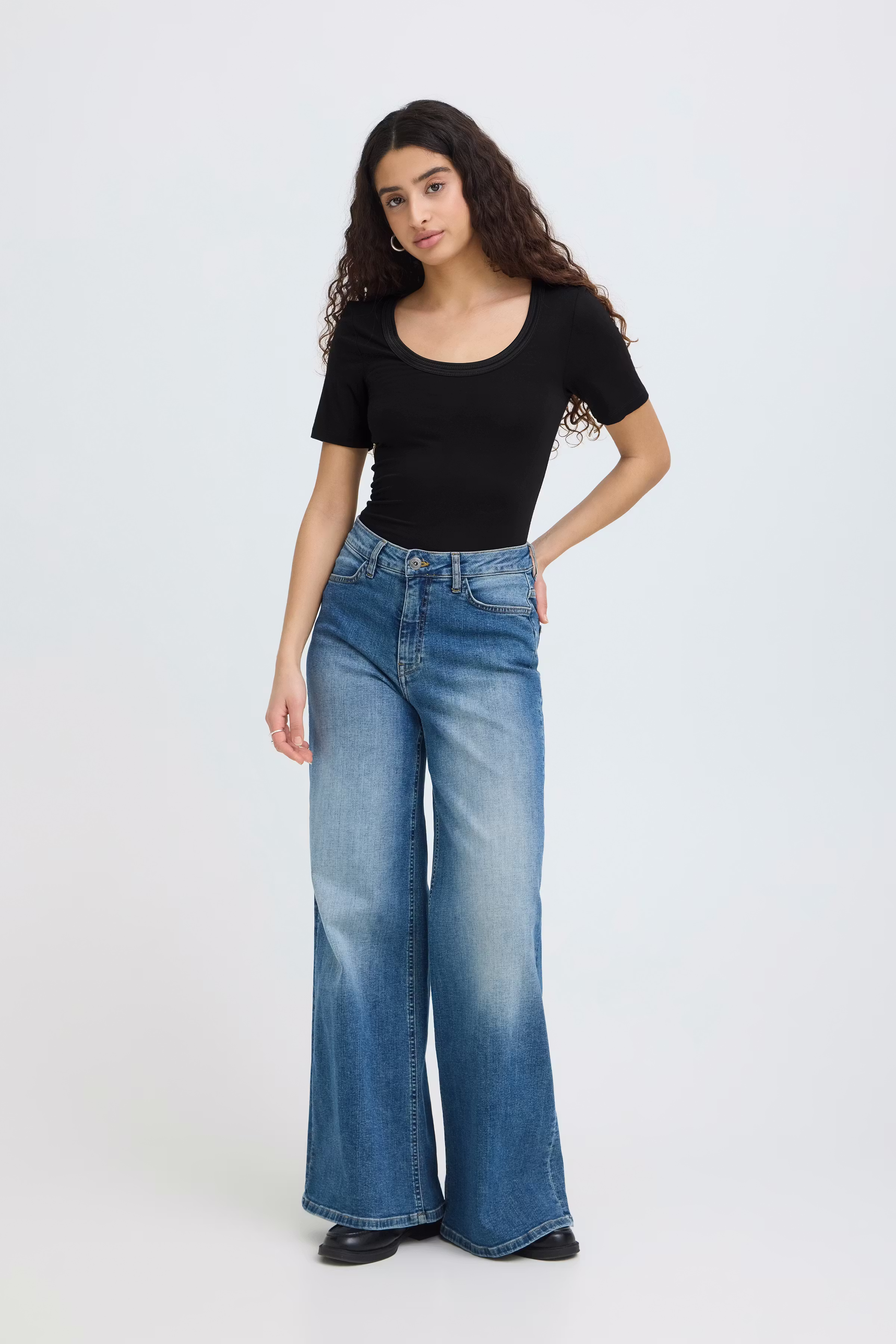 IHZOLA T-shirt LOOKBOOK FRONT 20103264-10001