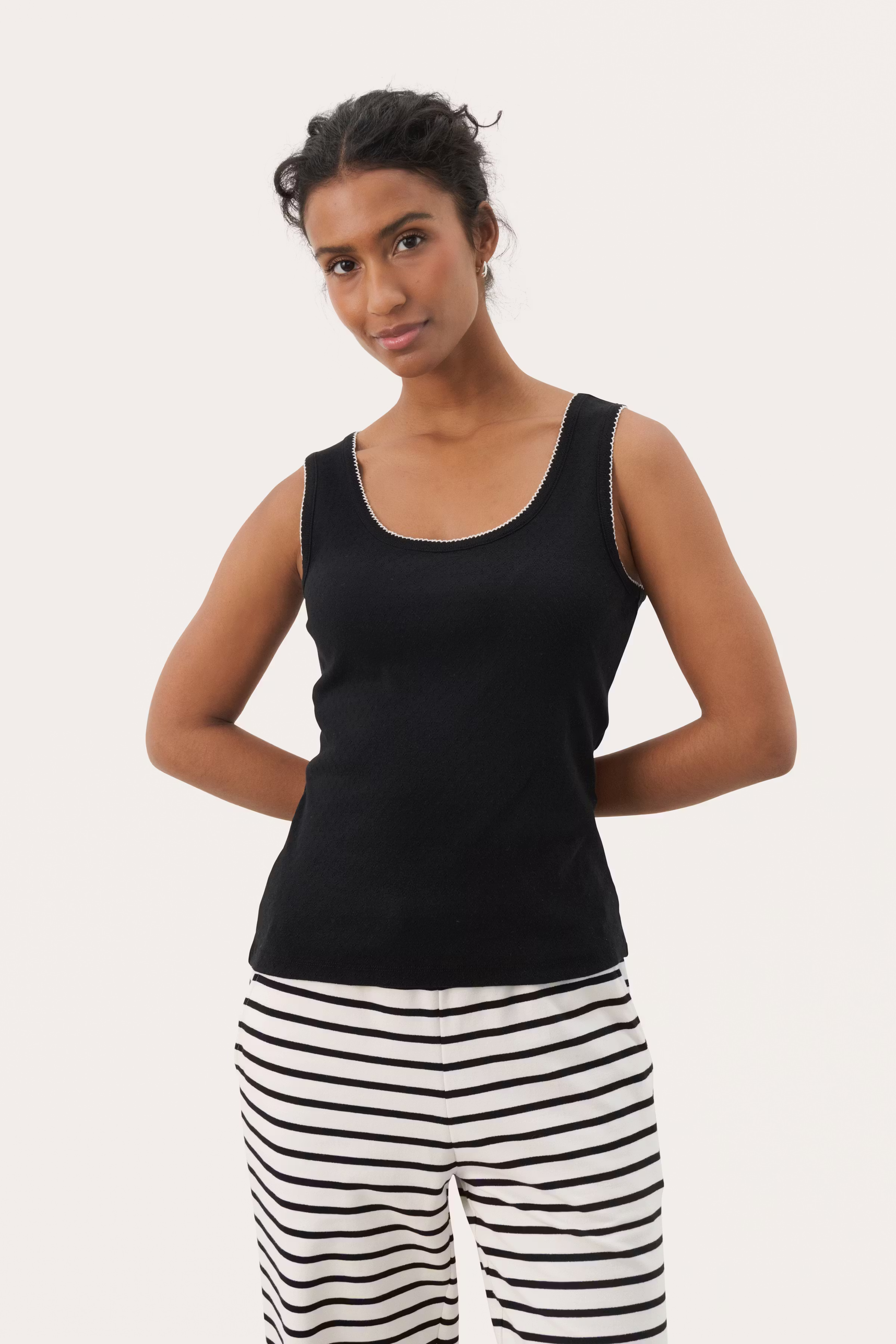 JuliannesPW Top LOOKBOOK FRONT 30309844-194008