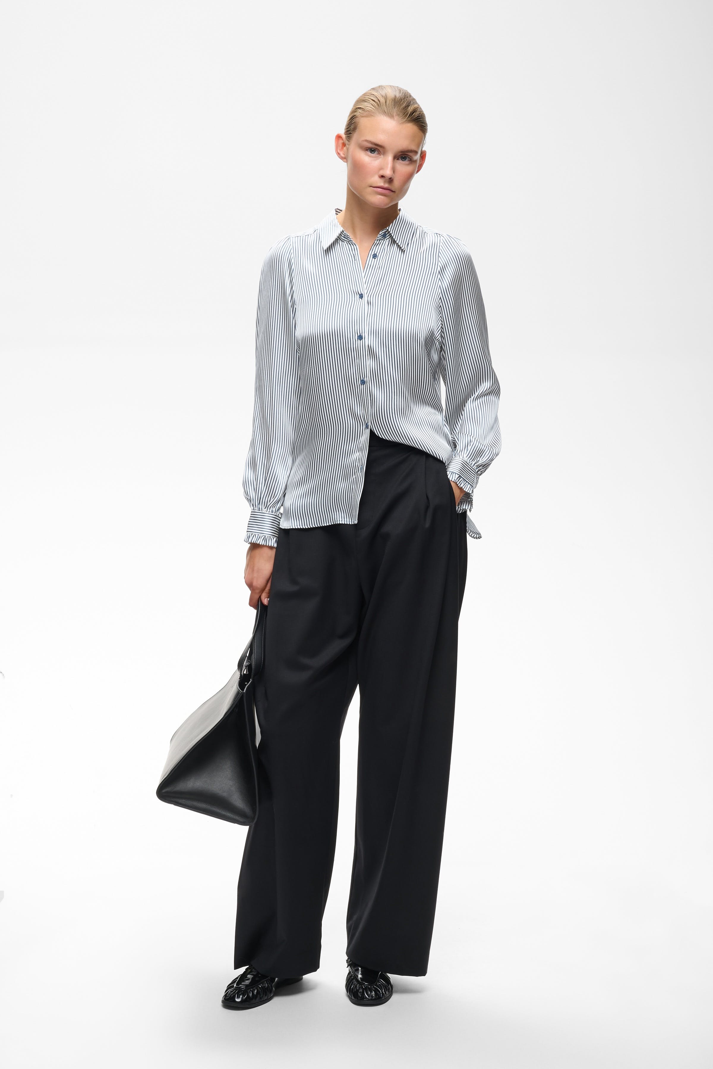 LarinaIW Skjorte LOOKBOOK FRONT 30110622-304097