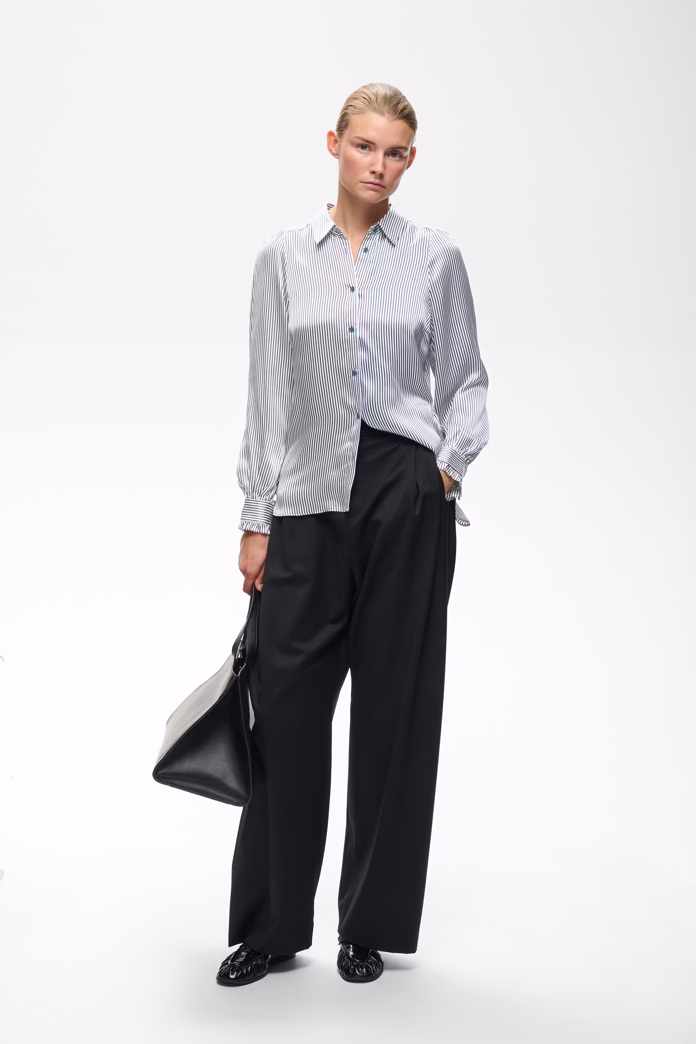 LarinaIW Shirt LOOKBOOK FRONT 30110622-304097