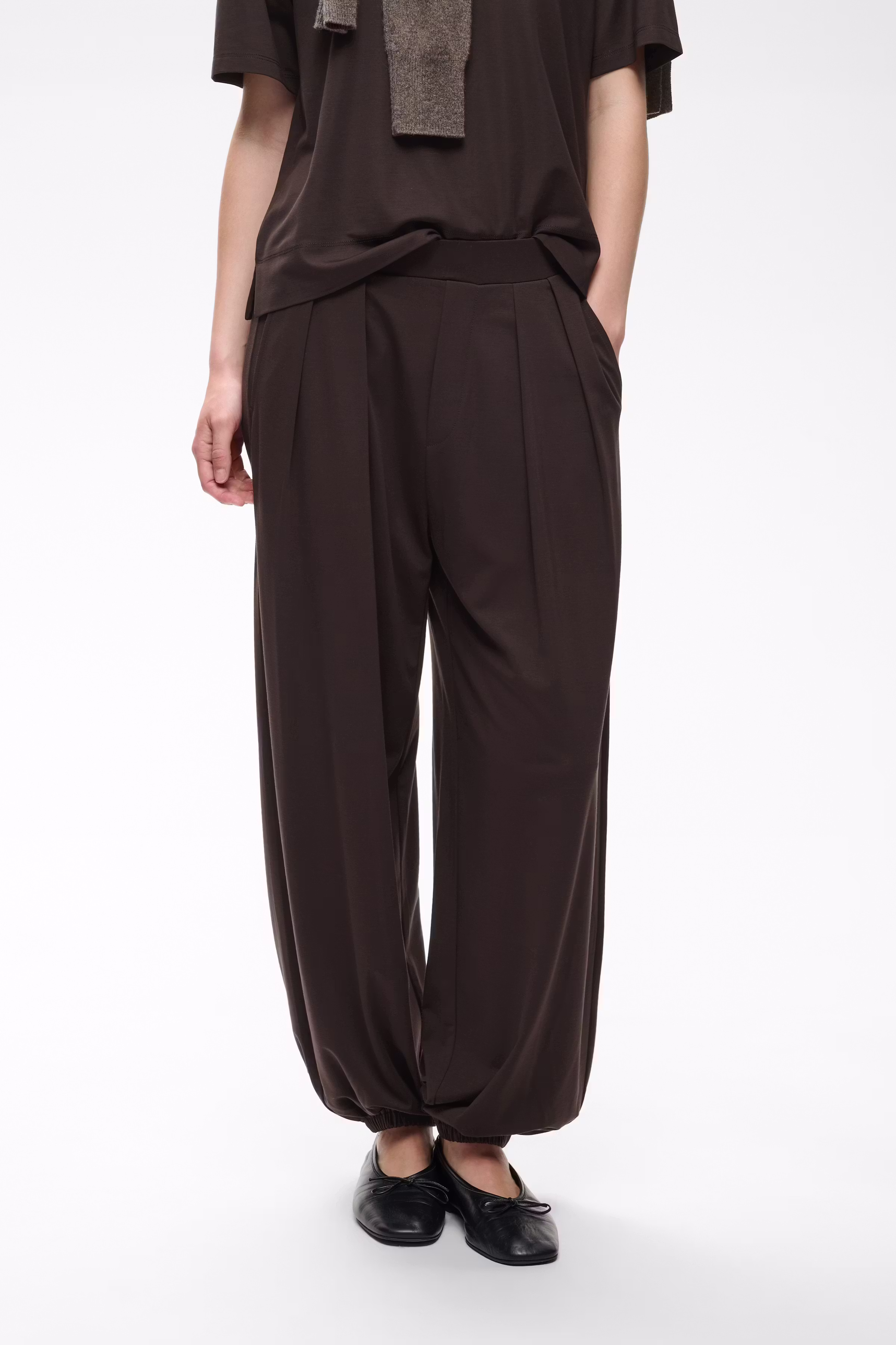 TrissaIW Hose LOOKBOOK FRONT 30111340-191109