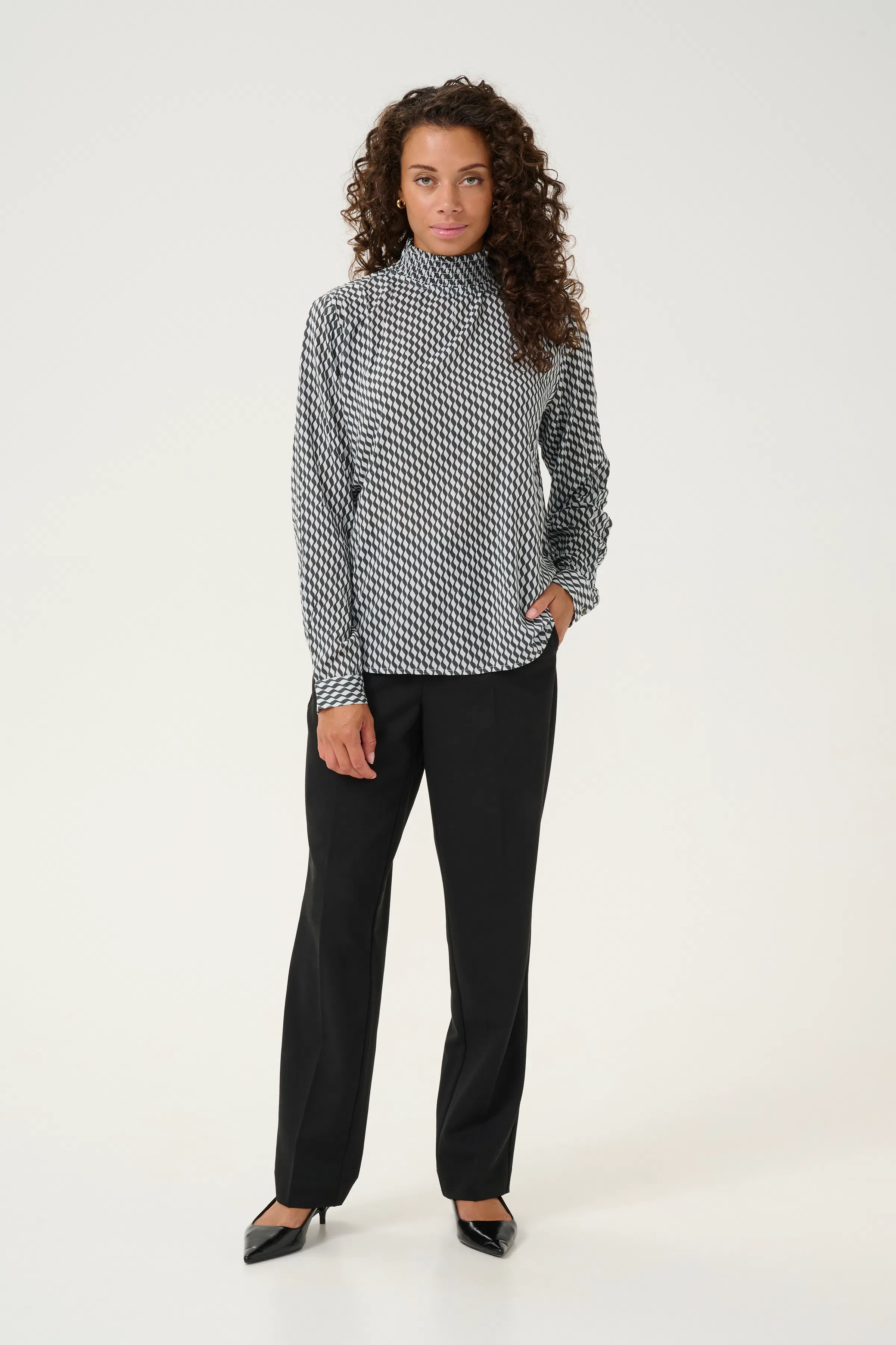 KAamber Bluse LOOKBOOK FRONT 10508258-106474