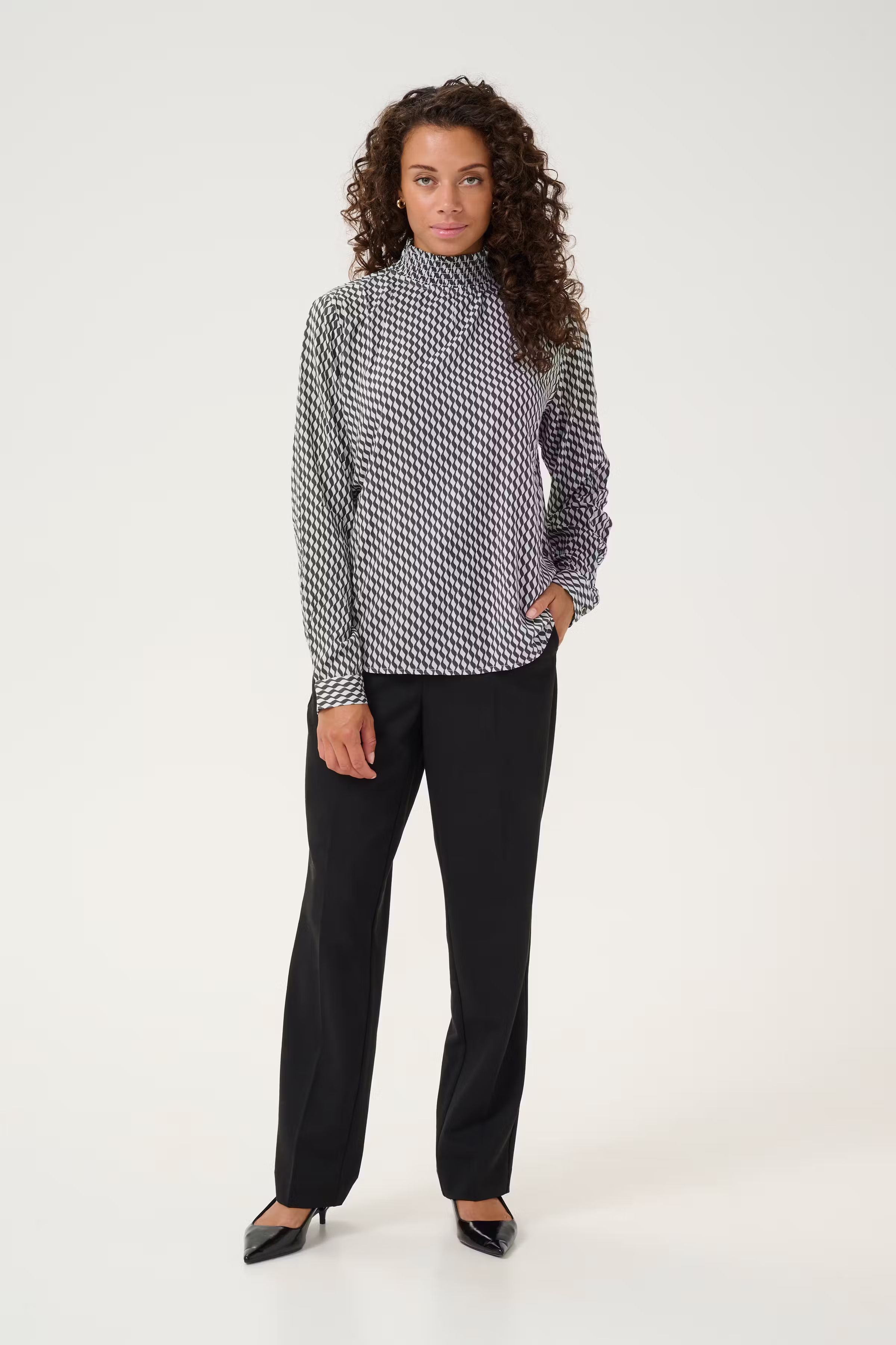 KAamber Bluse LOOKBOOK FRONT 10508258-106474