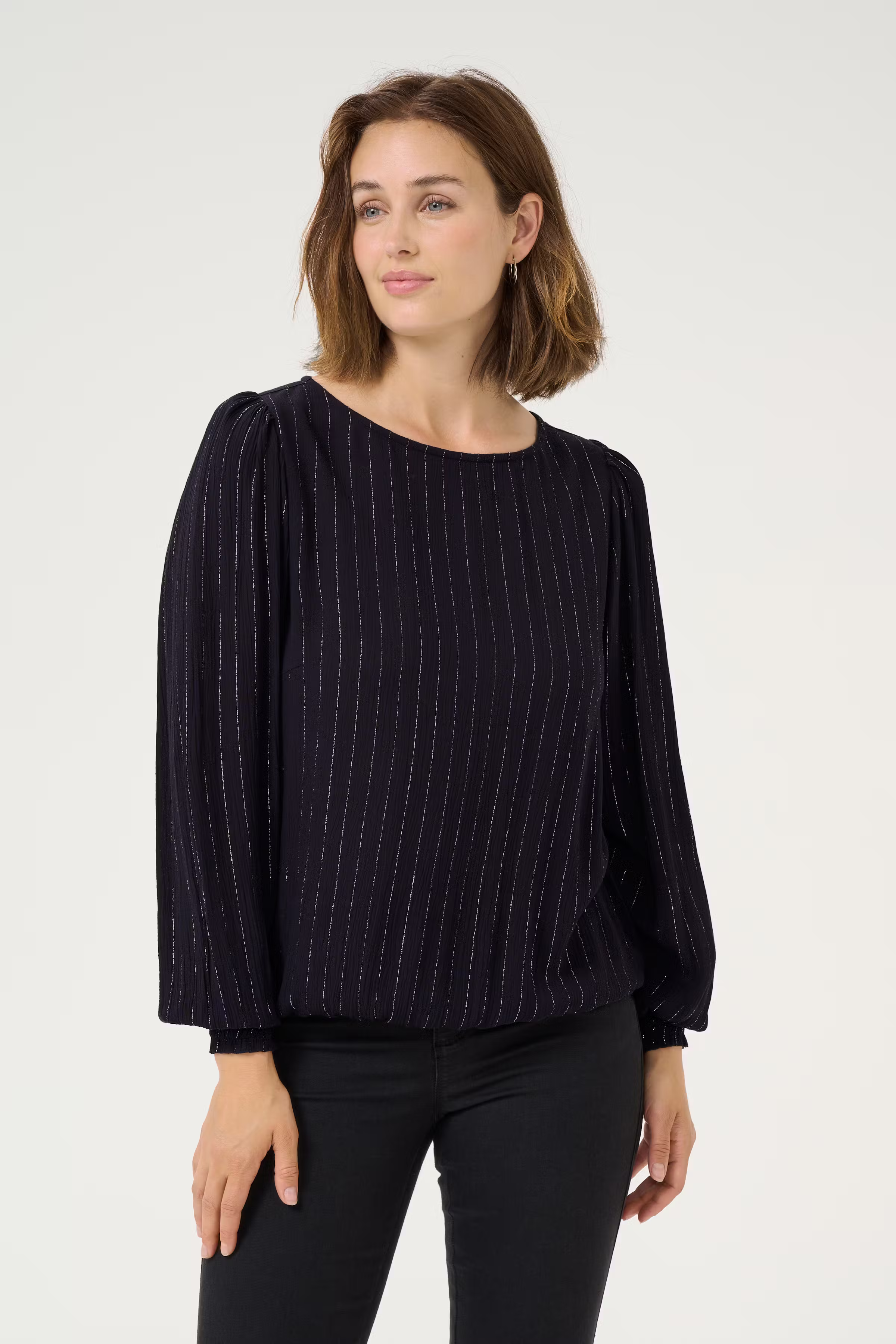 KAliv Glimmerbluse LOOKBOOK FRONT 10509331-106557