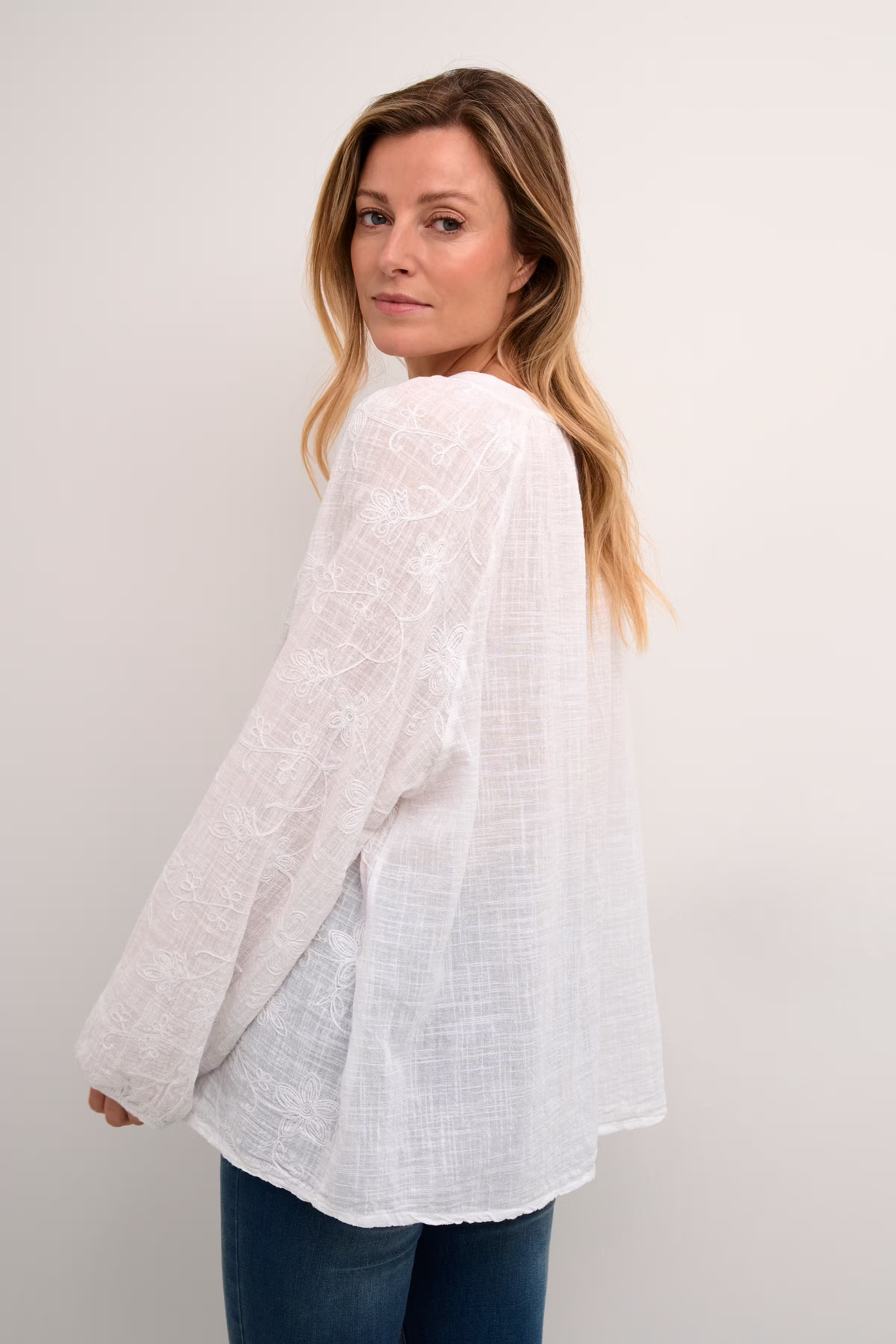 CRGem Blouse LOOKBOOK BACK 10613121-110602