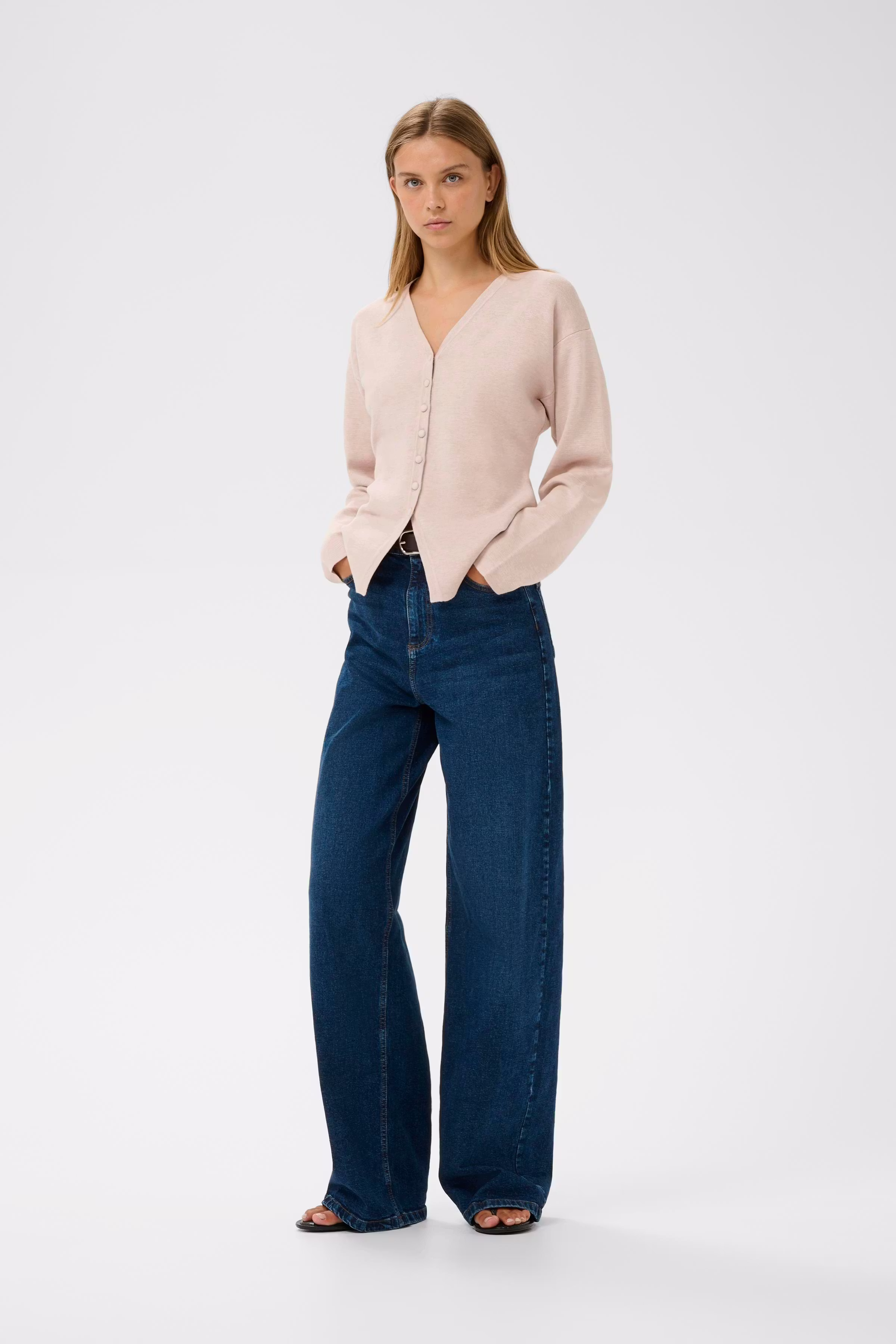 YenahIW Fitted Cardigan LOOKBOOK FRONT 30111125-1304031