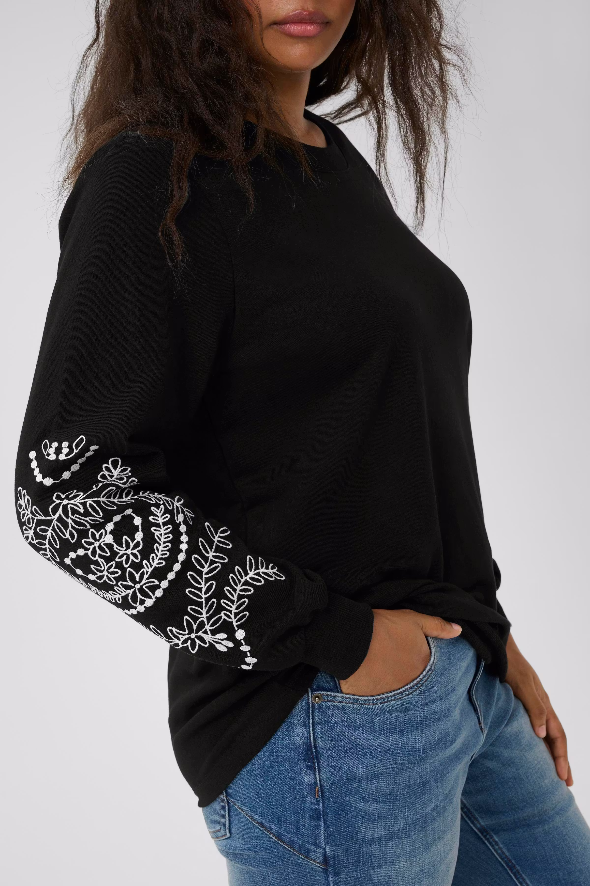 KCviva Sweatshirt LOOKBOOK DETAIL 10583649-100121