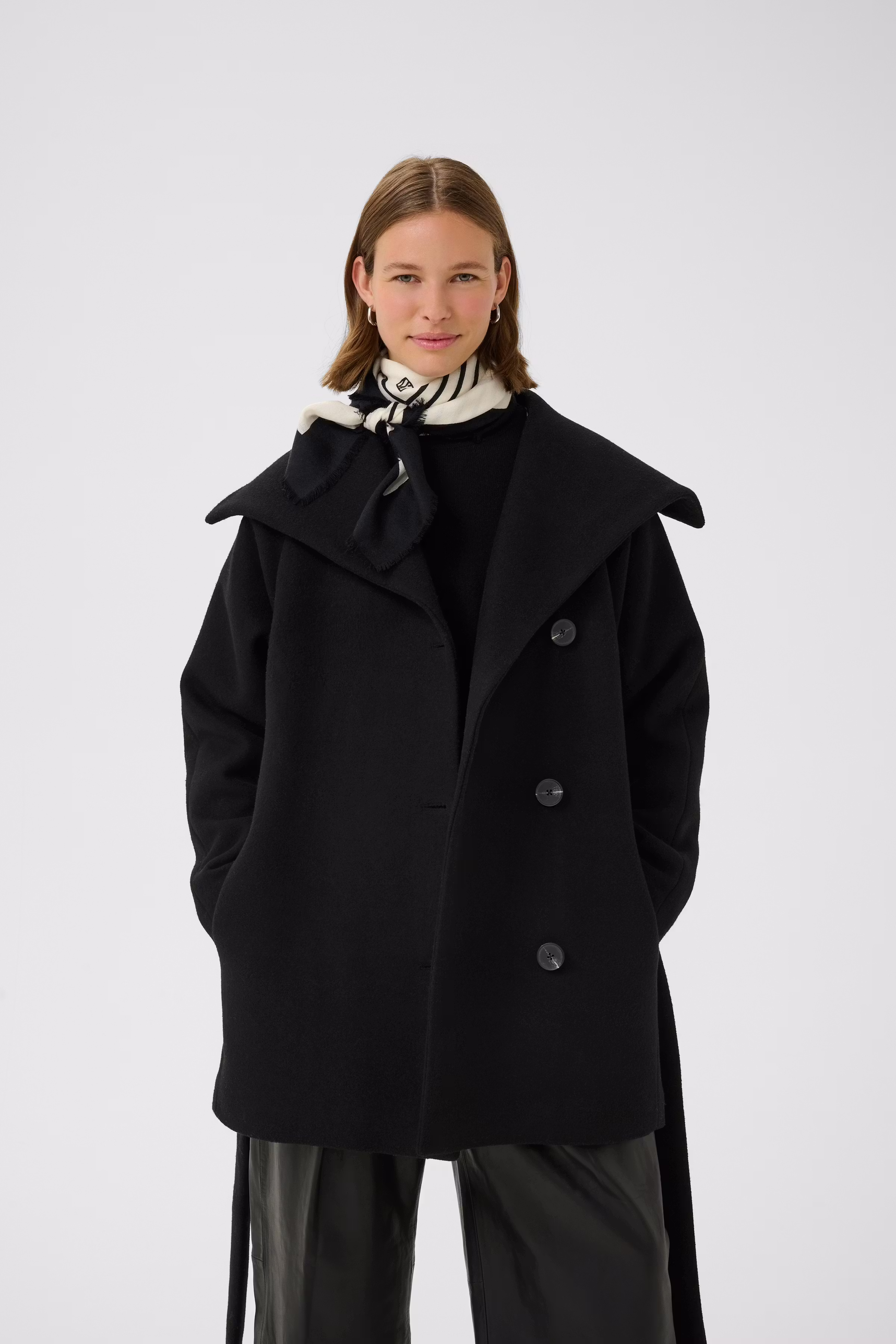 AmiIW Scarf LOOKBOOK FRONT 30110773-304068