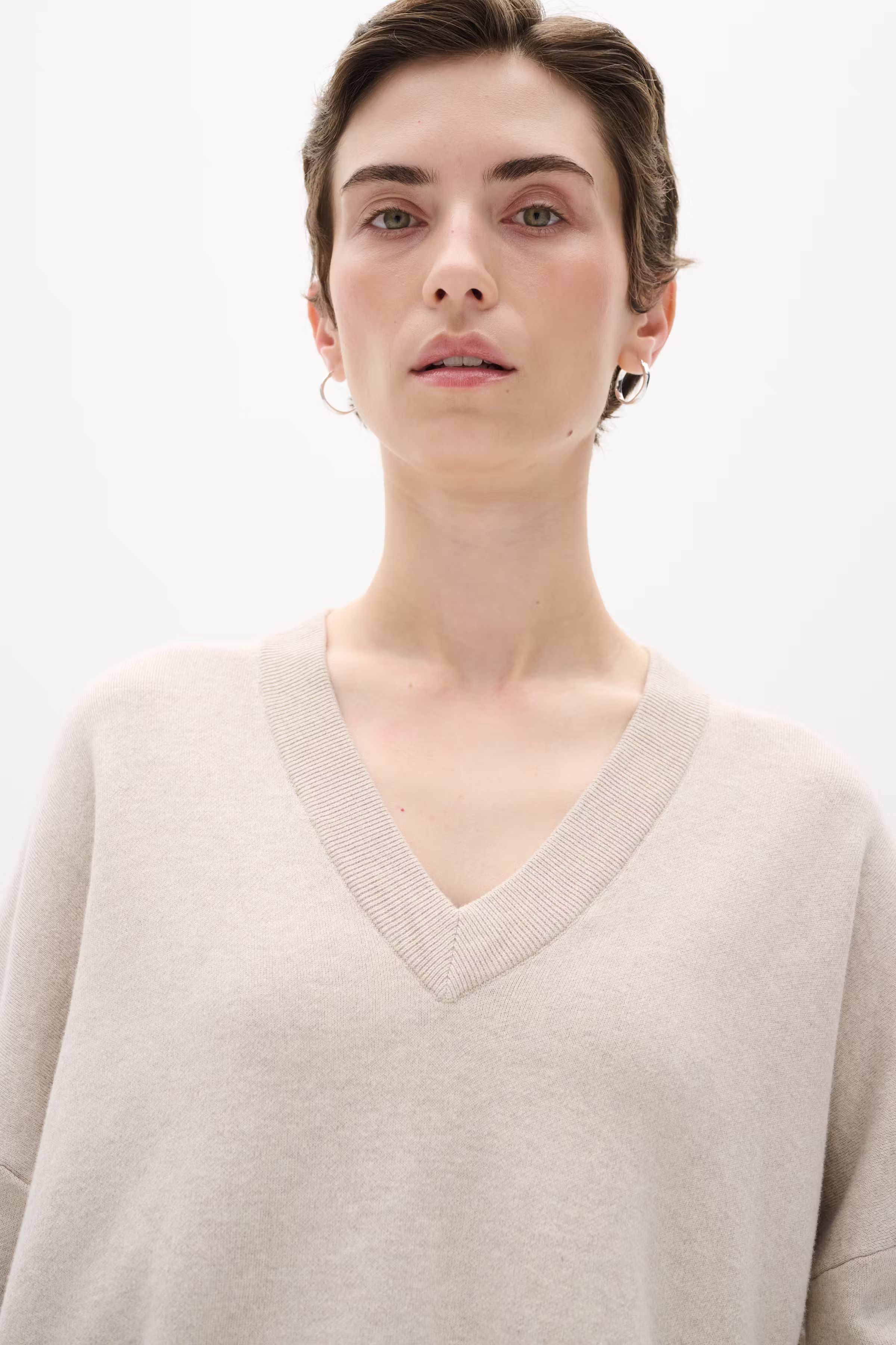 FosterIW V-neck Pullover LOOKBOOK DETAIL 30106899-1609061