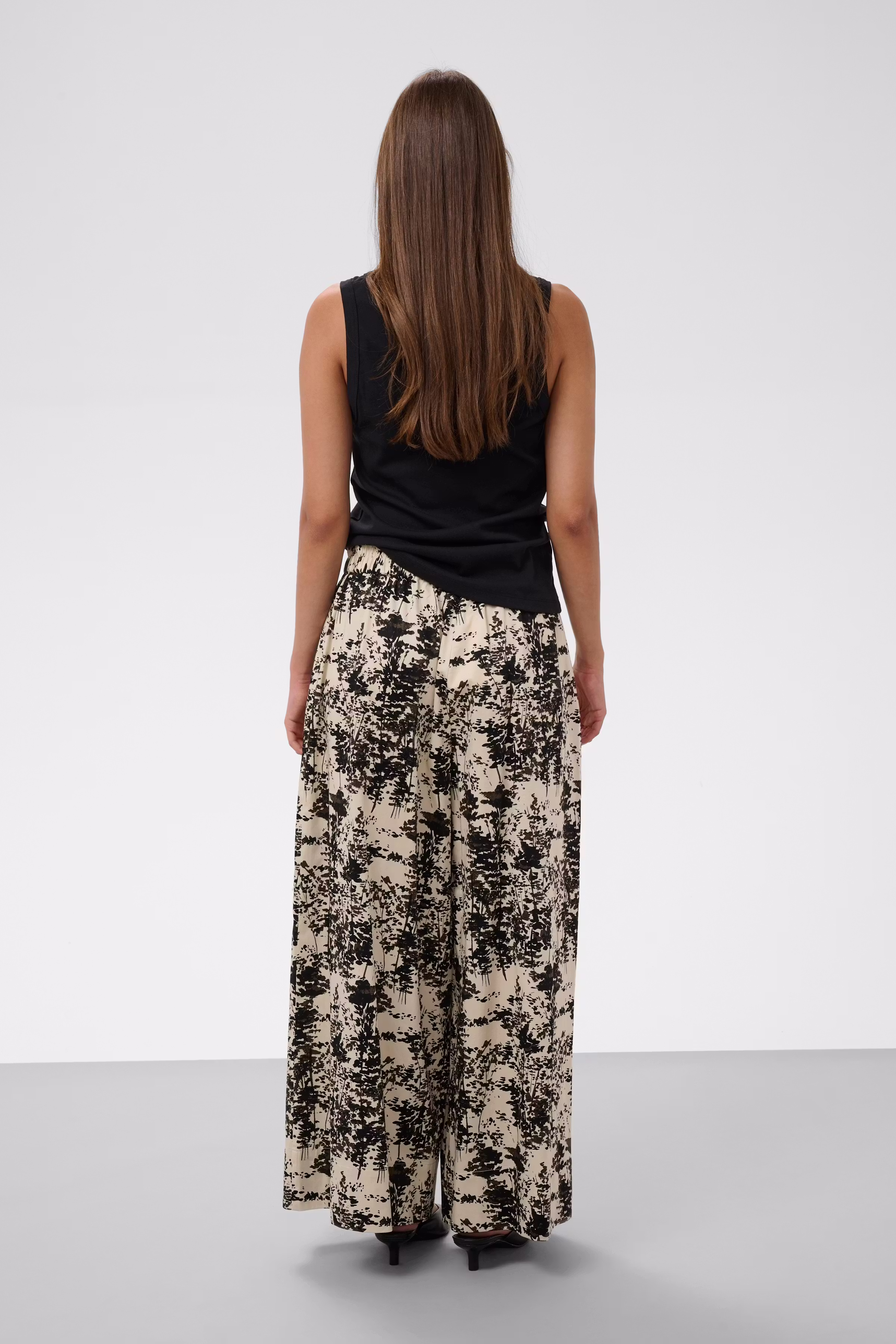 SLNaelle Hose LOOKBOOK BACK 30409405-305085