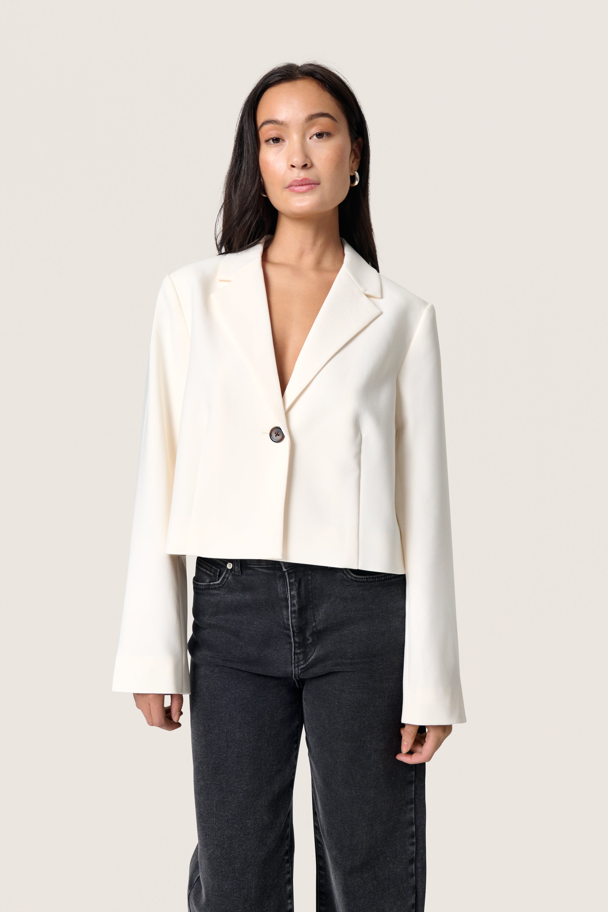 SLCorinne Cropped Blazer LOOKBOOK FRONT 30407631-111001