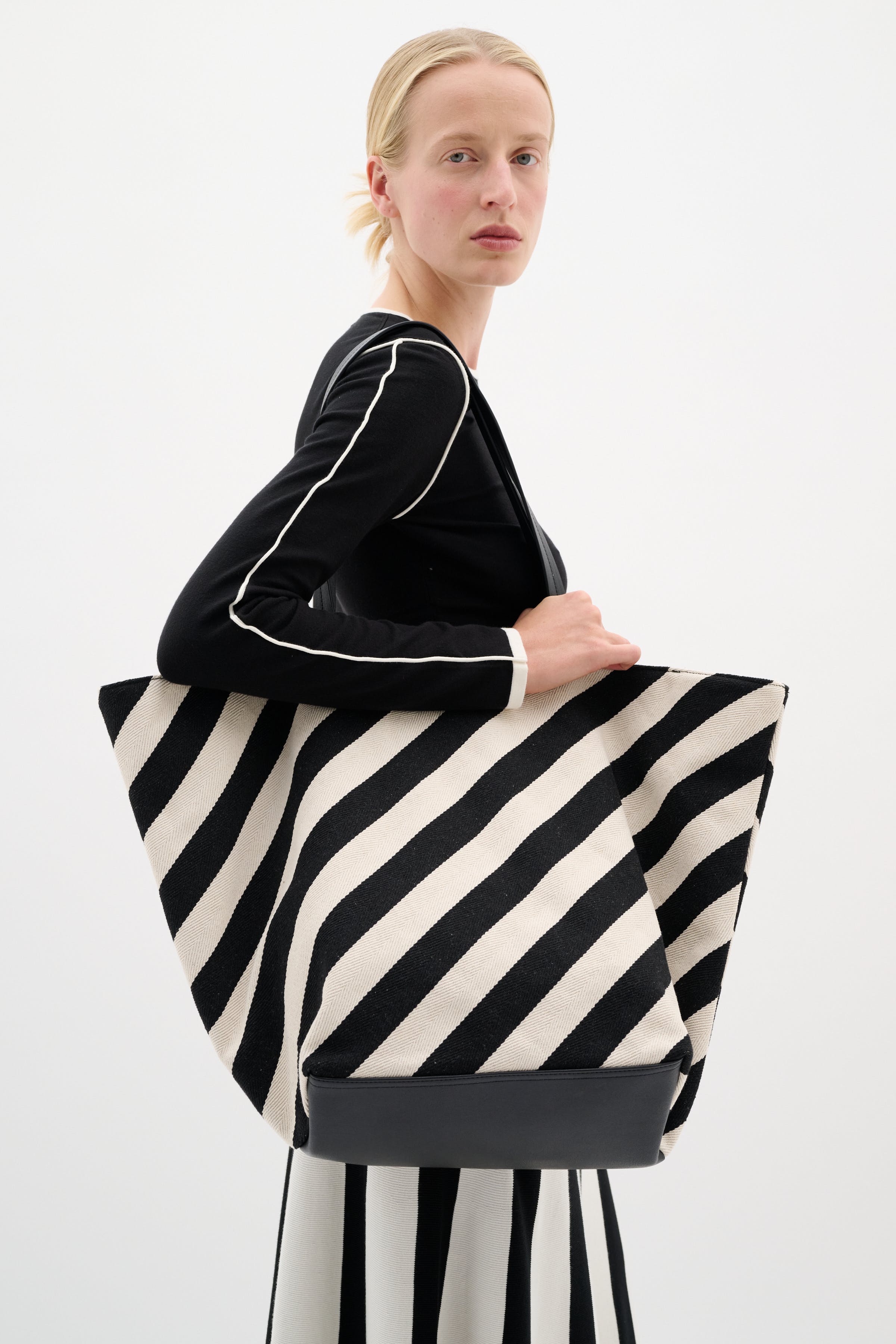 AileyIW Shopper Väska LOOKBOOK FRONT 30110710-301713